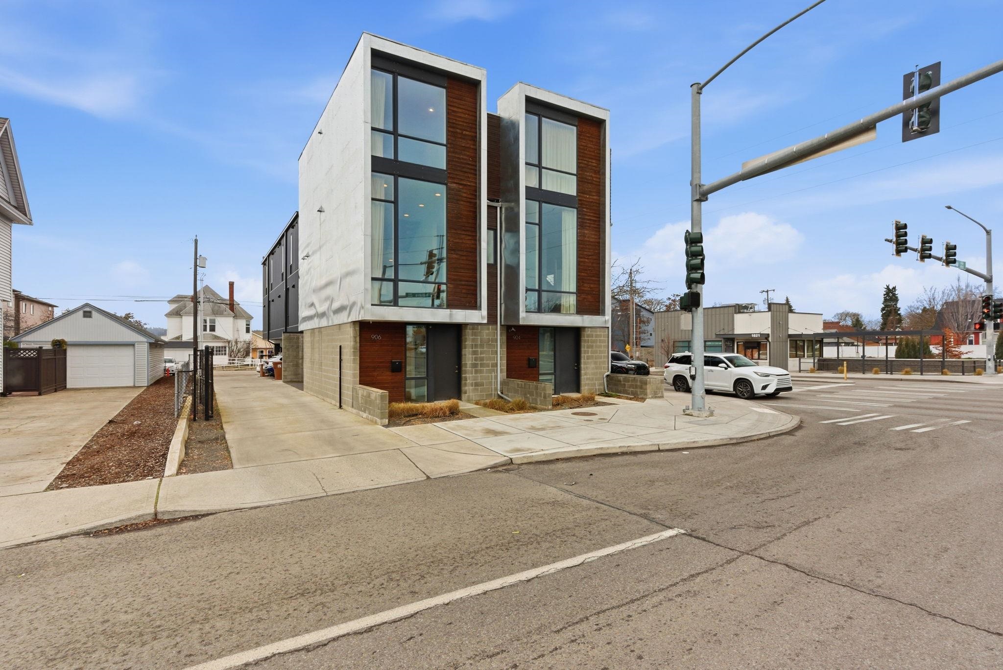 904 E Indiana Ave - Photo 2