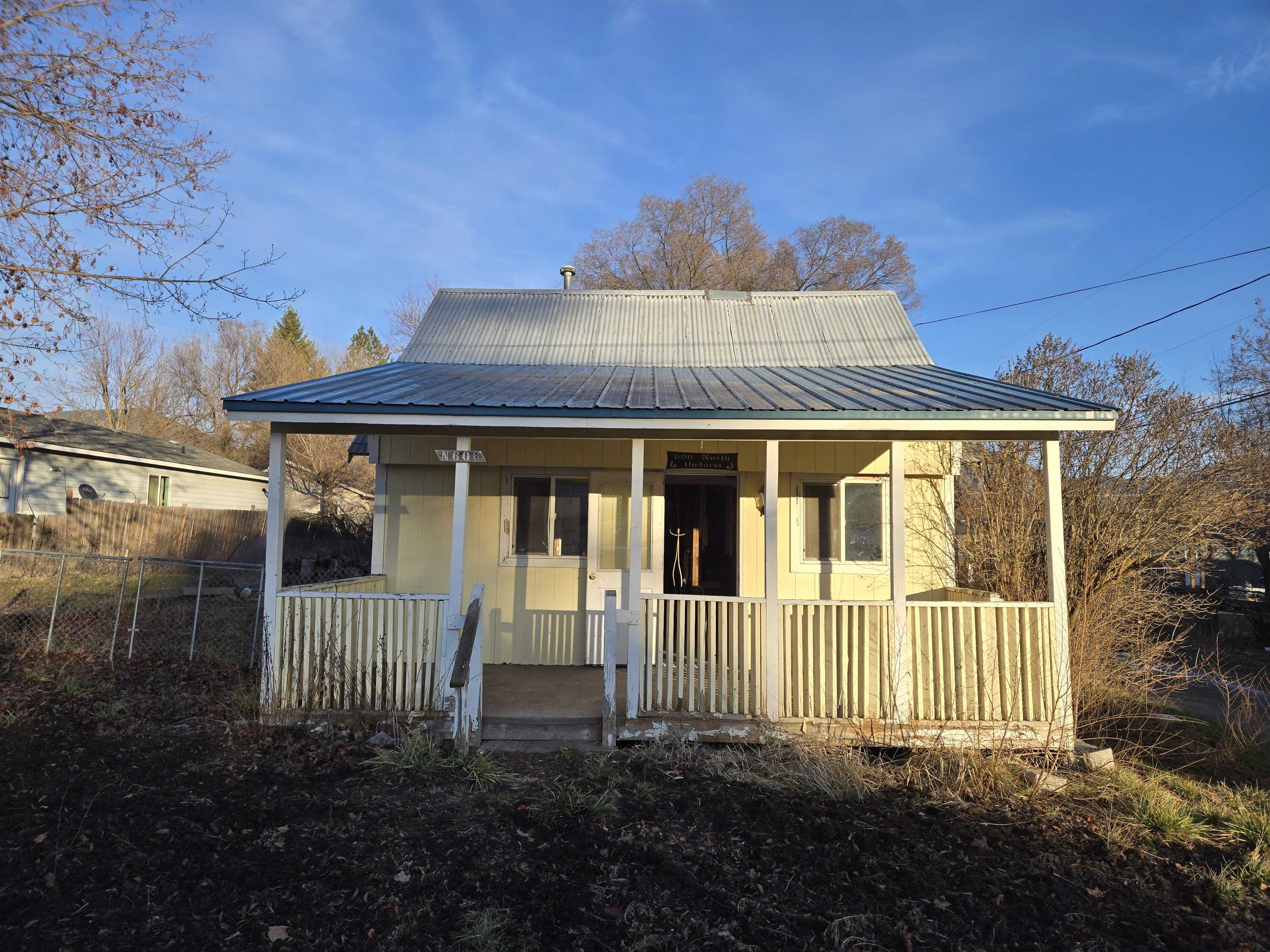 606 N Victoria St - Photo 1