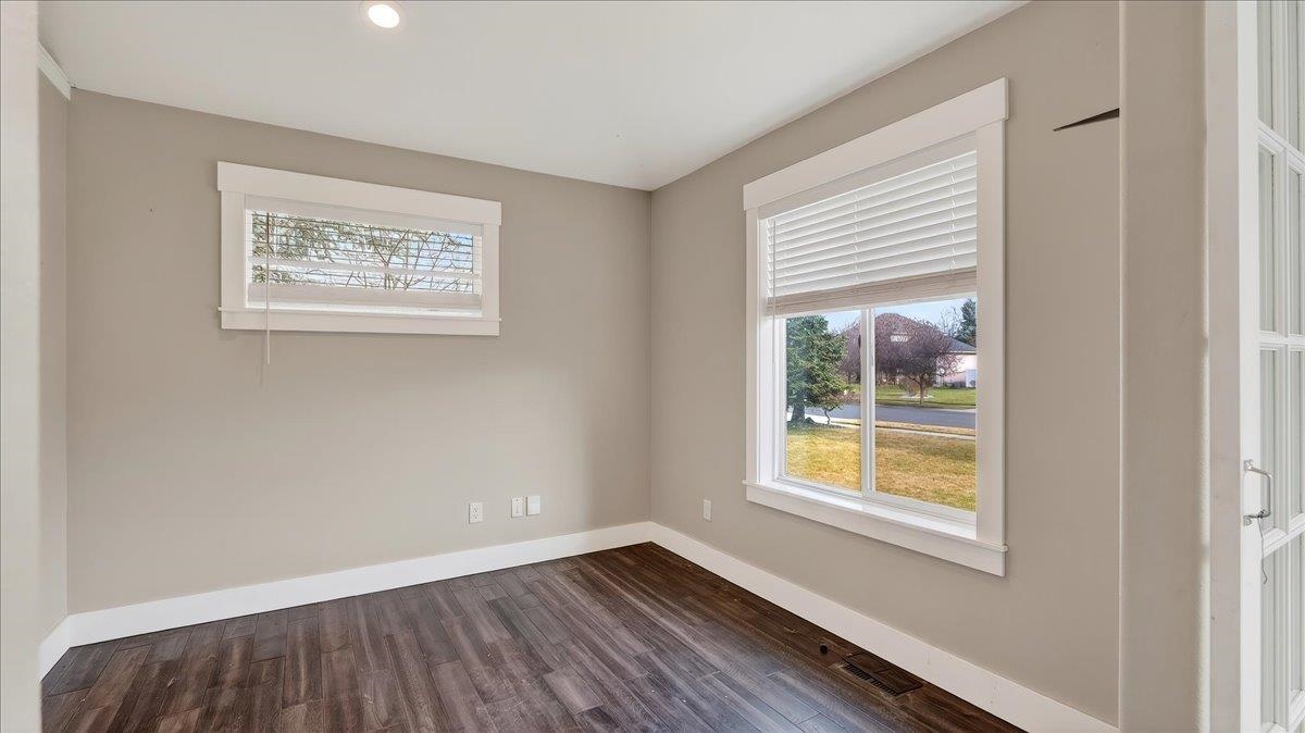 10215 N Lindeke Rd - Photo 11