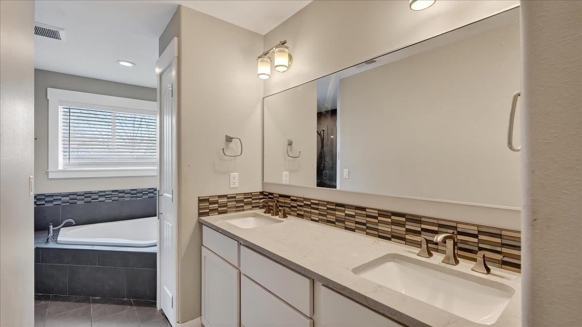 10215 N Lindeke Rd - Photo 18
