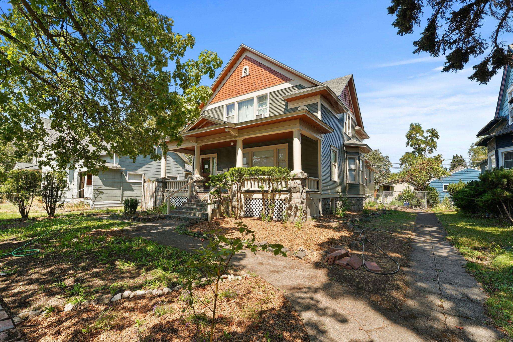 927 E Augusta Ave - Photo 1