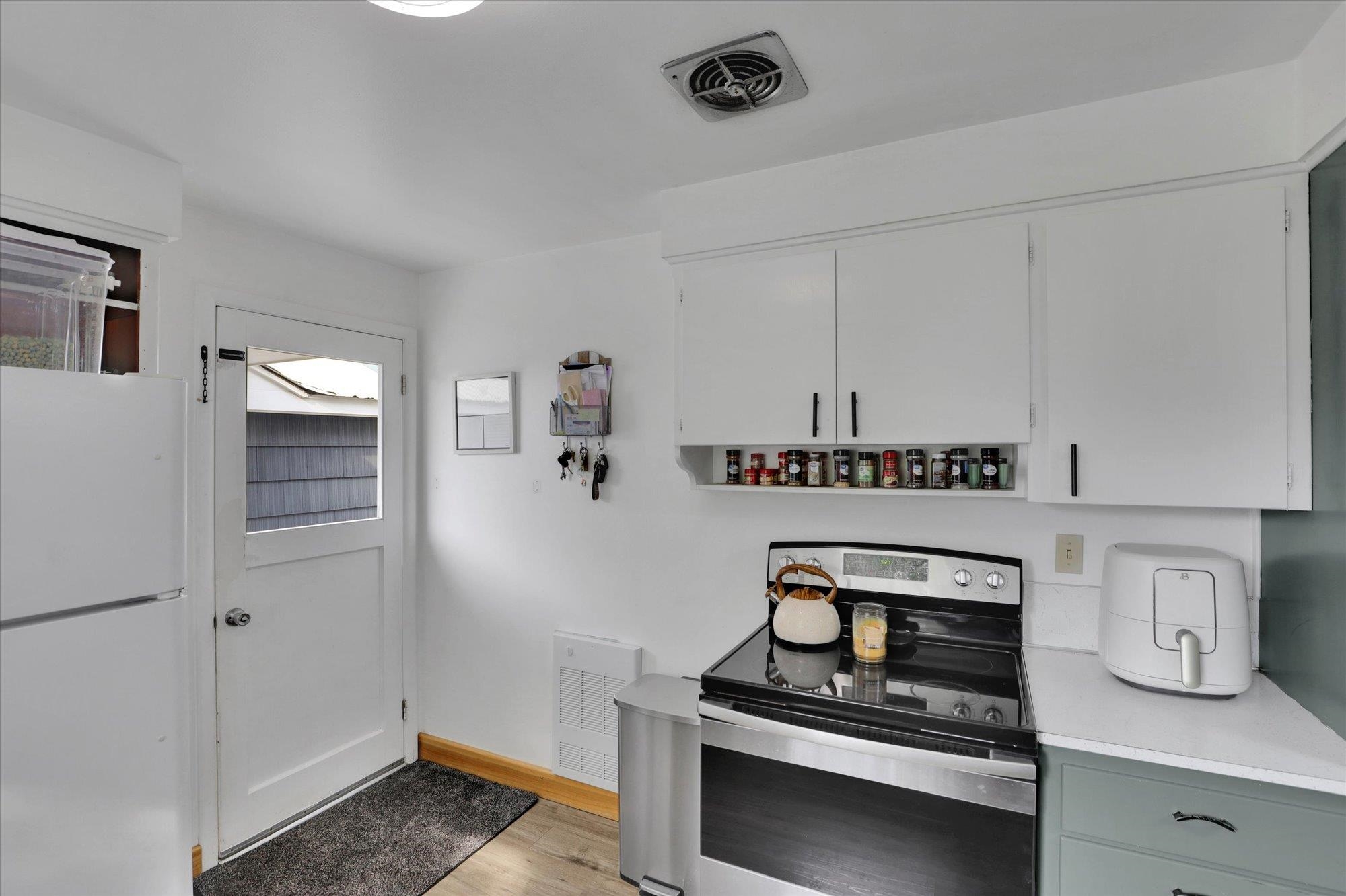 212 MATHEWS St - Photo 6