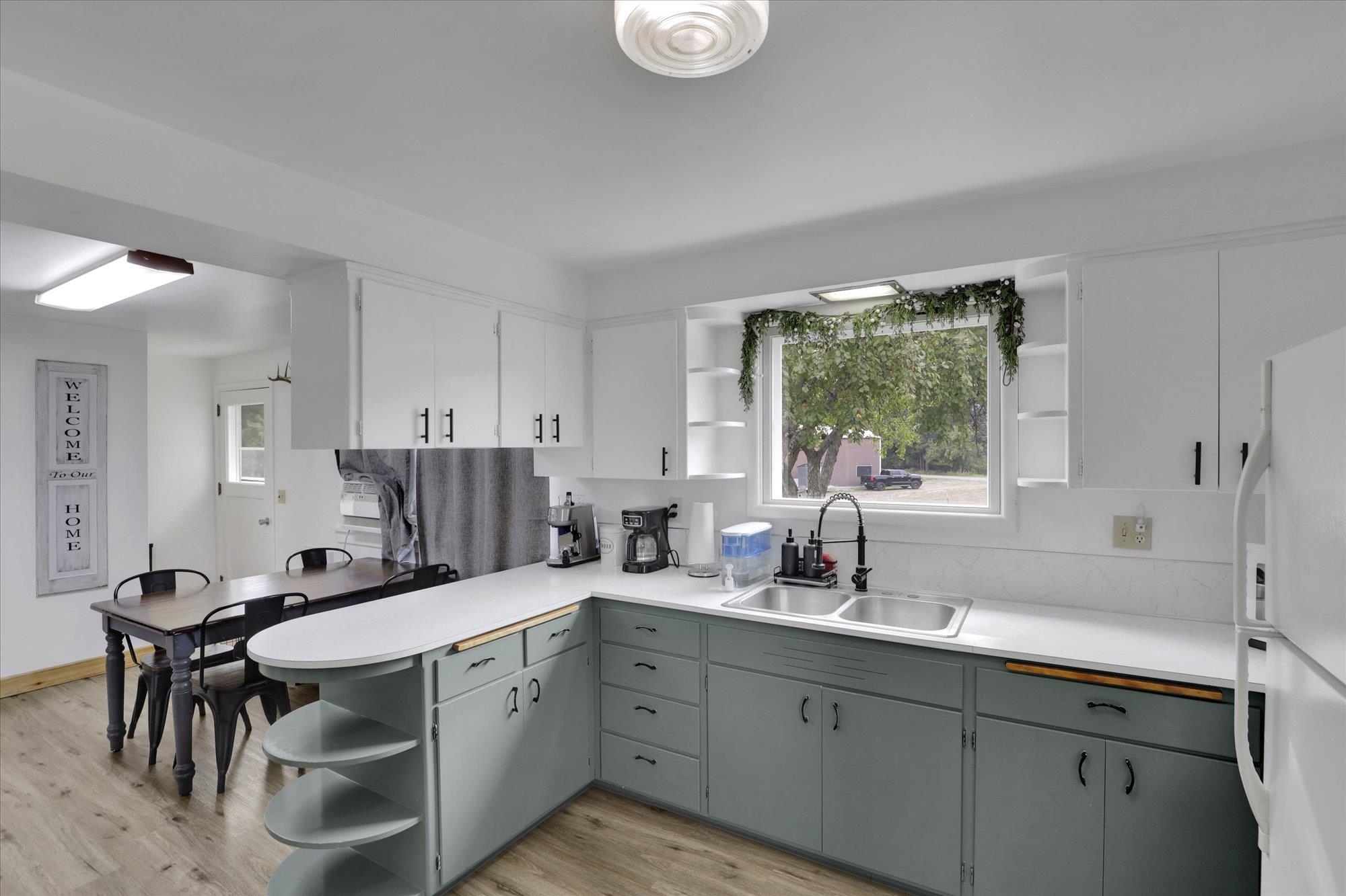 212 MATHEWS St - Photo 7
