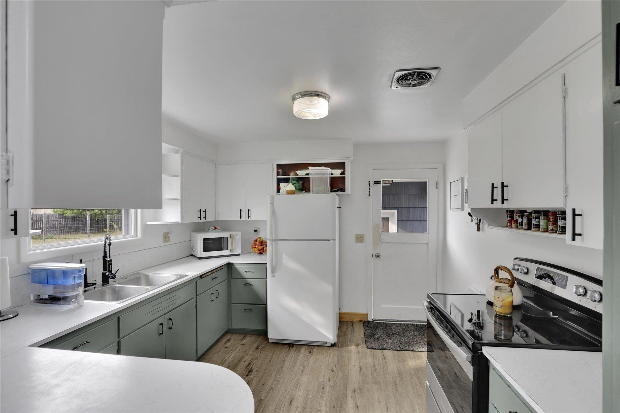 212 MATHEWS St - Photo 8