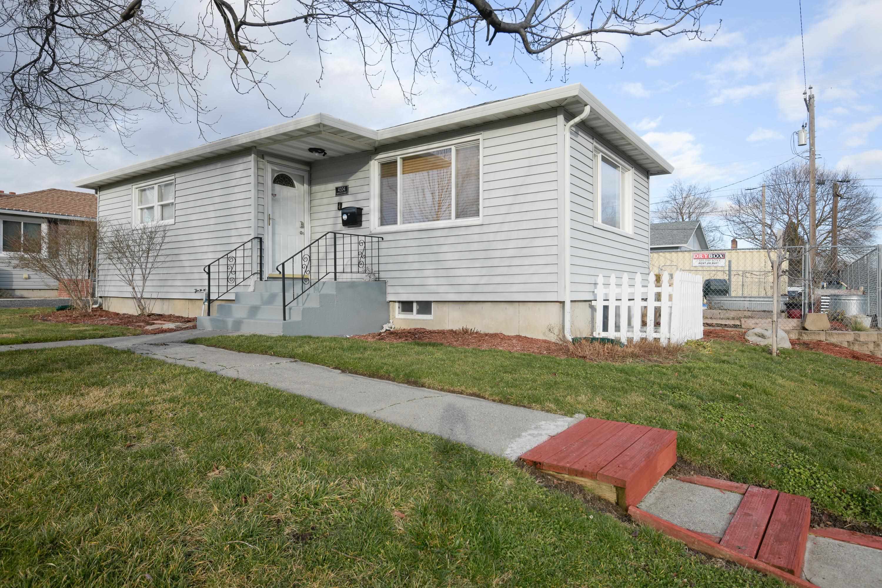 4104 N ELM St - Photo 2