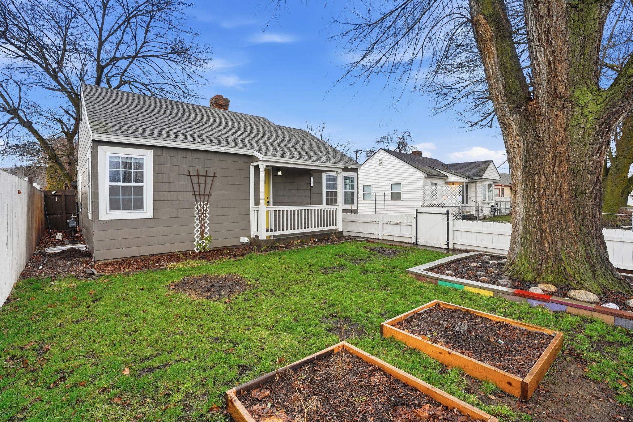5623 E Parkwater Ave - Photo 2