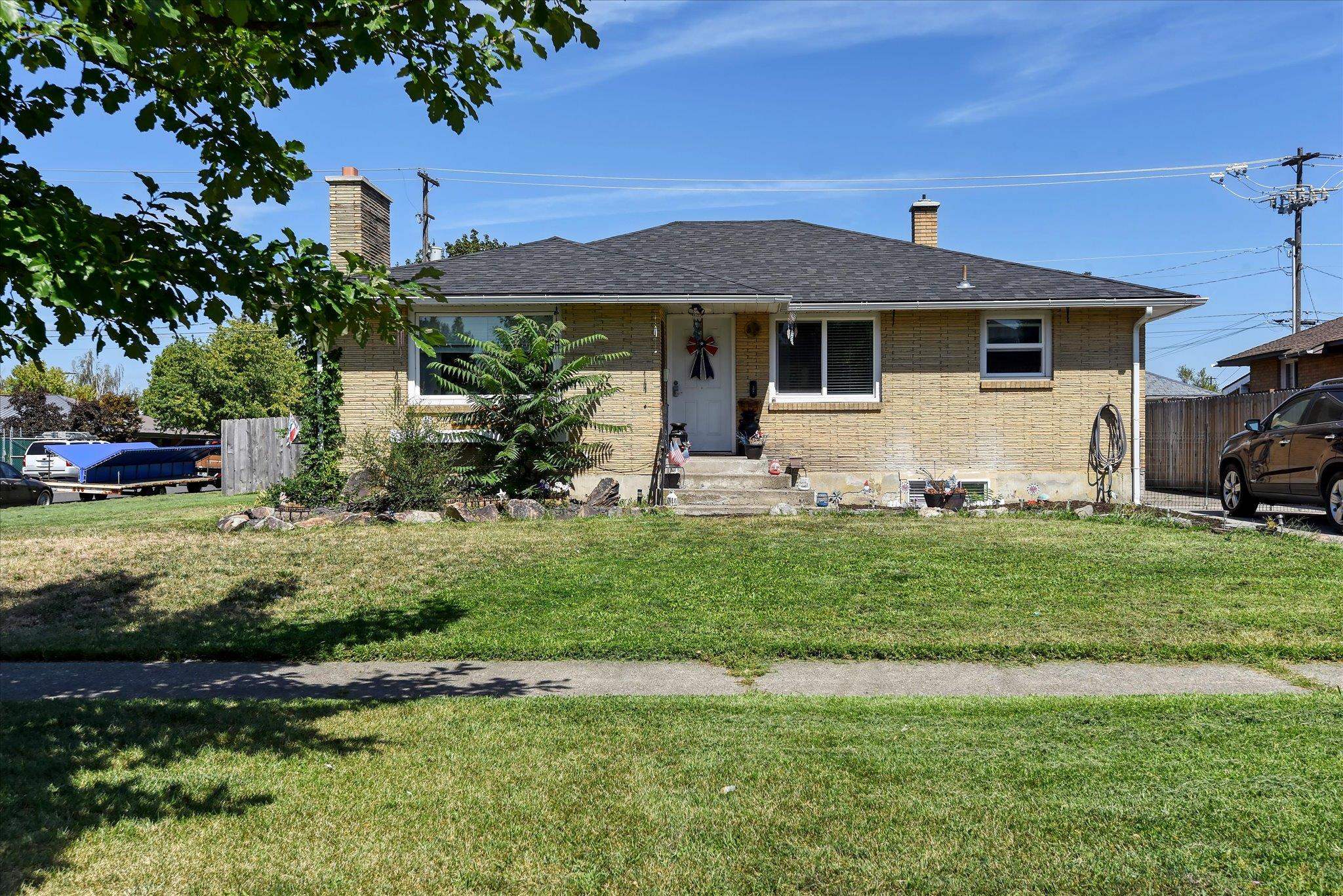 301 E Ermina Ave - Photo 1