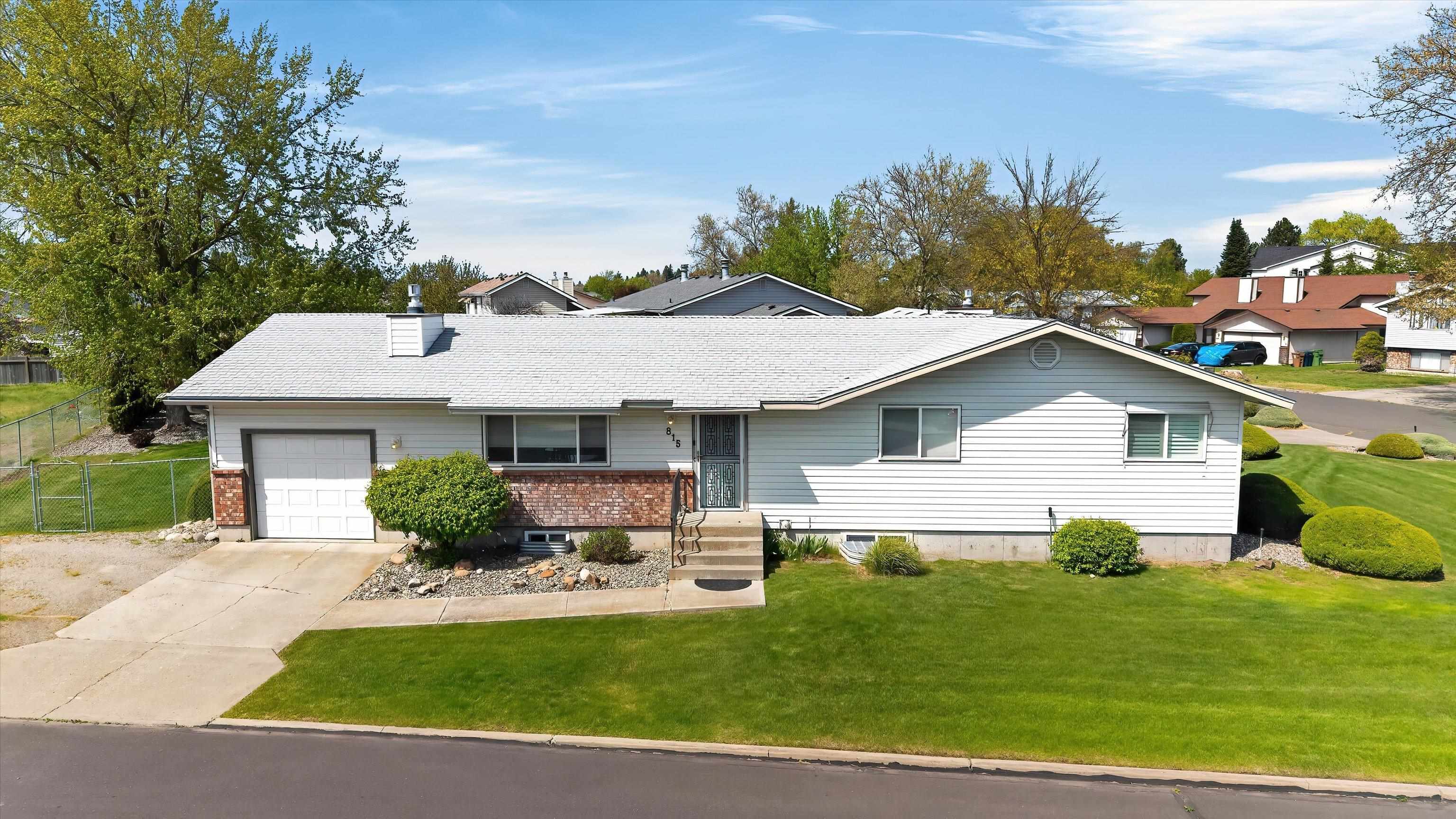 815 E Beacon Ave - Photo 1