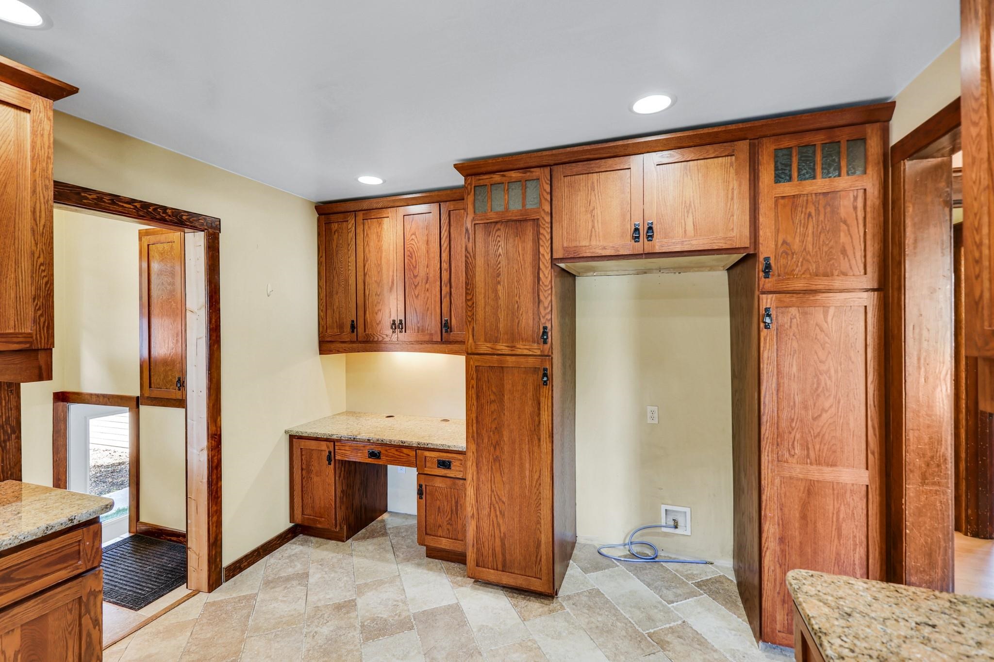 801 W 4th St - Photo 5