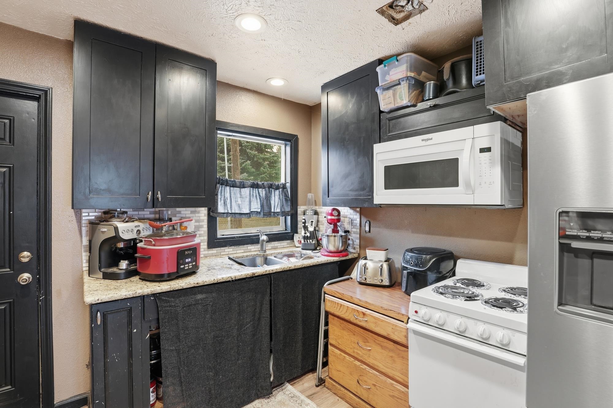 321 E Grace St - Photo 16