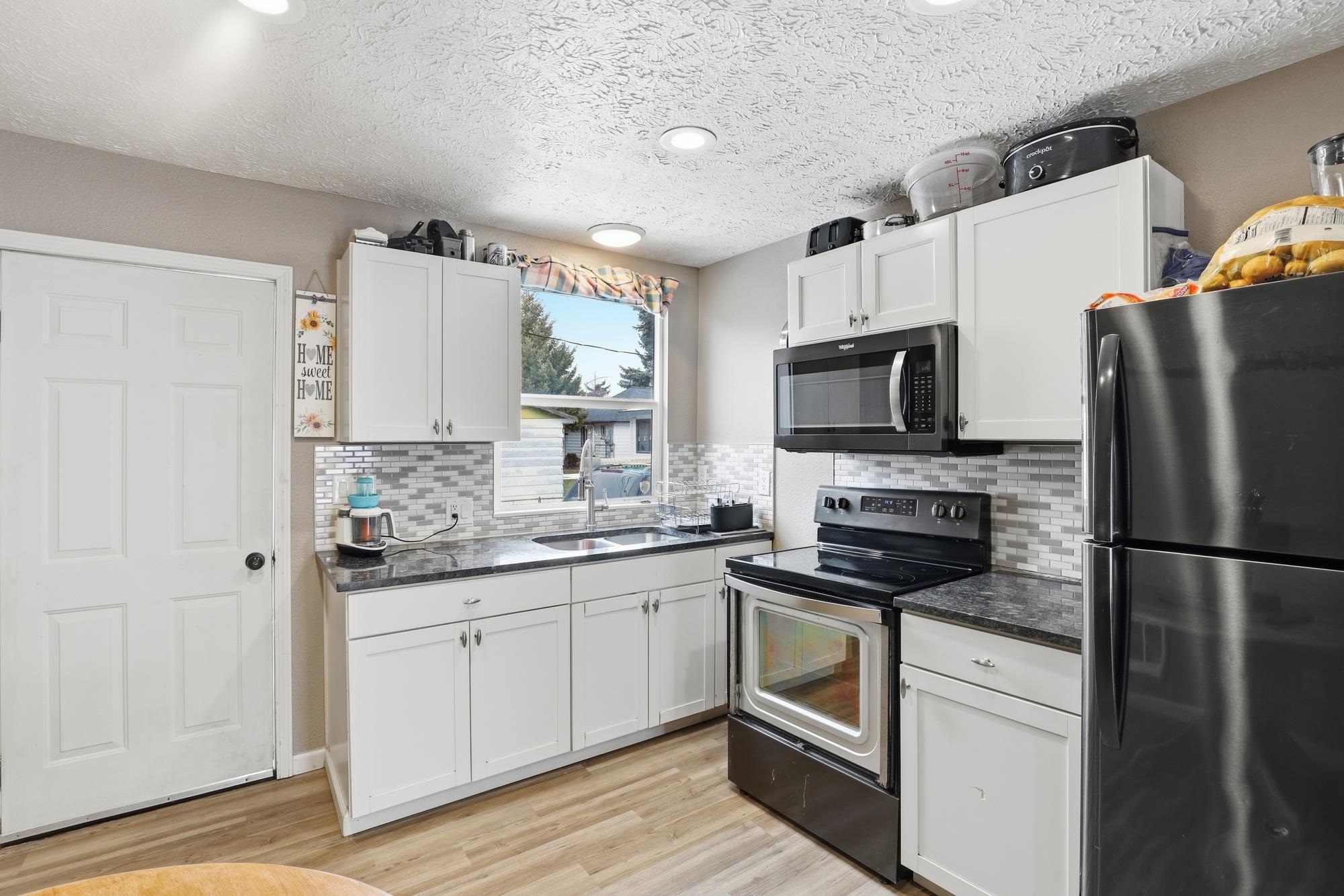 321 E Grace St - Photo 3
