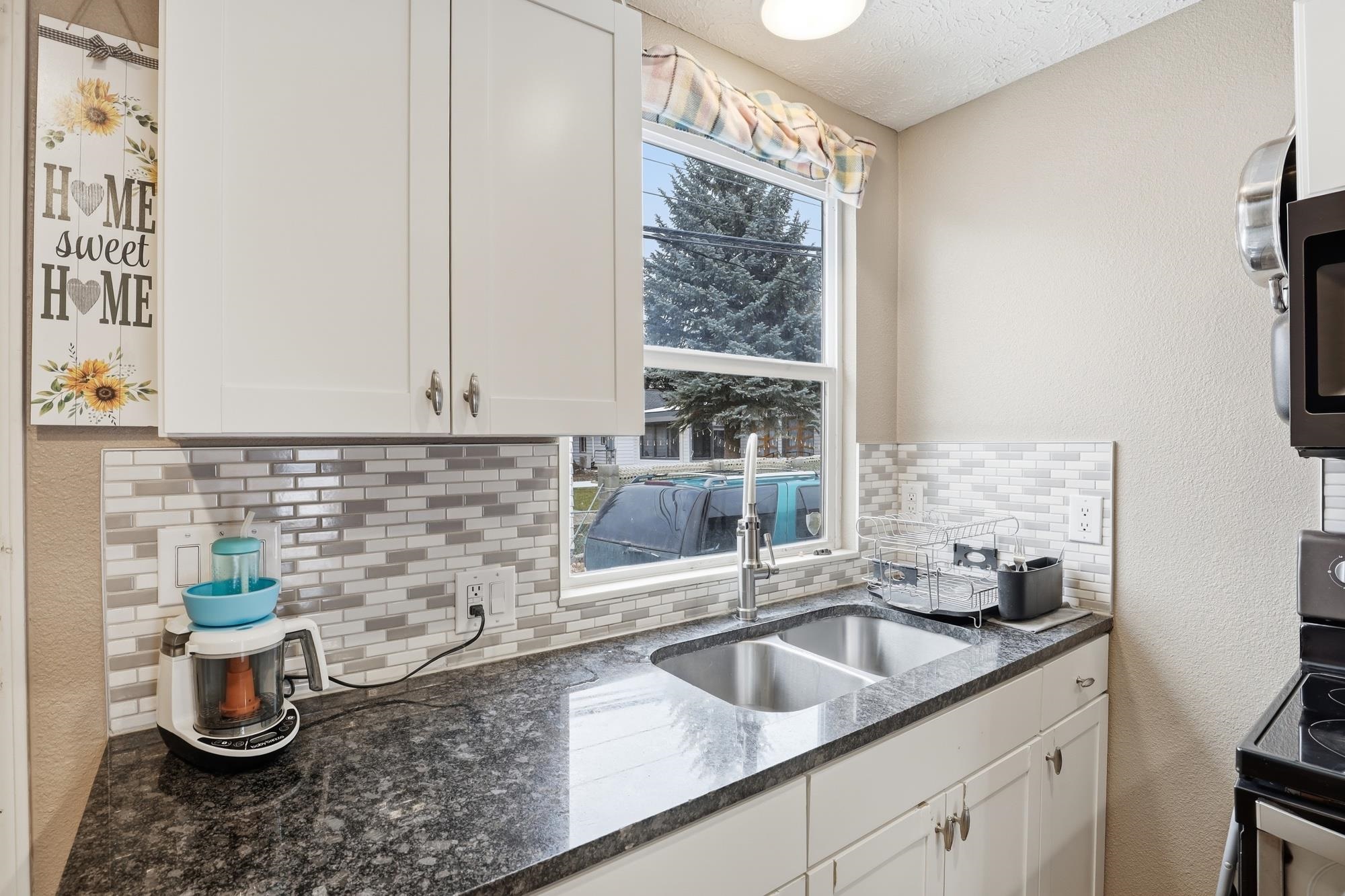 321 E Grace St - Photo 5