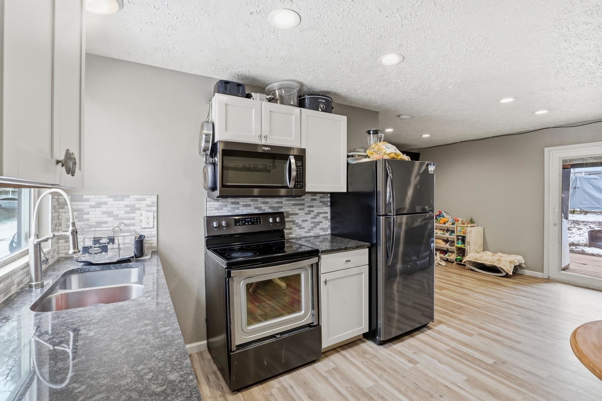 321 E Grace St - Photo 6