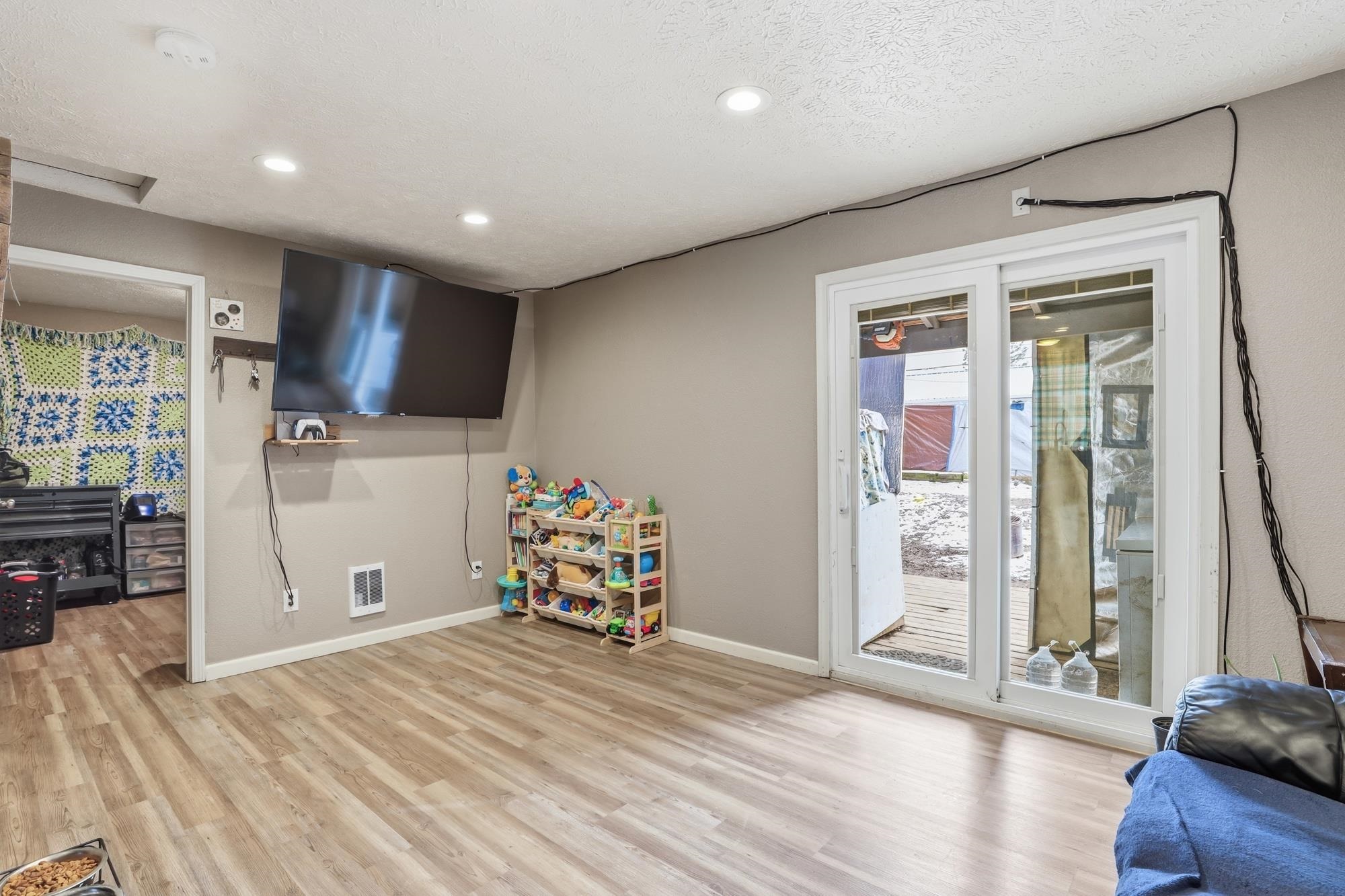 321 E Grace St - Photo 8