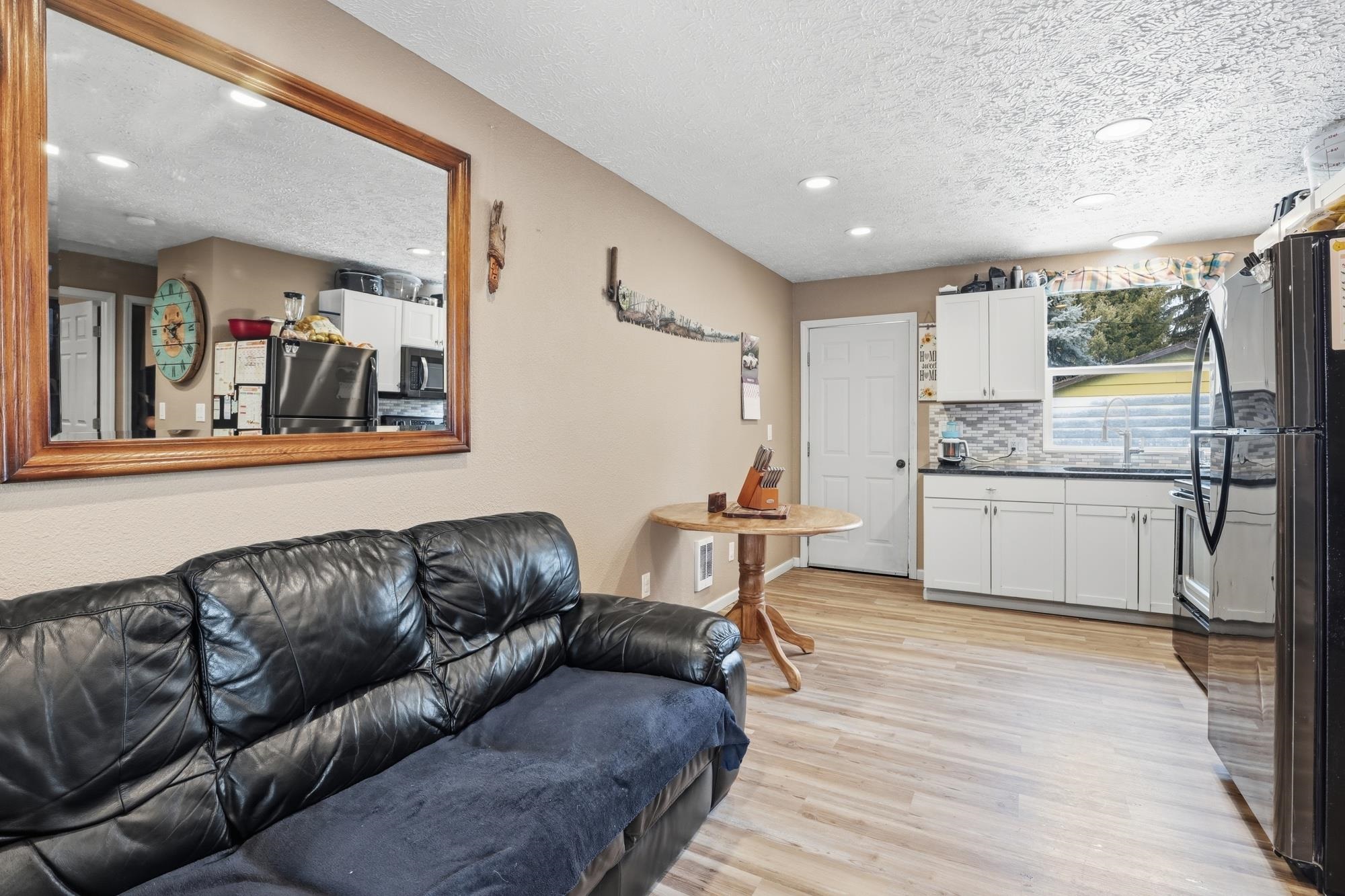 321 E Grace St - Photo 10