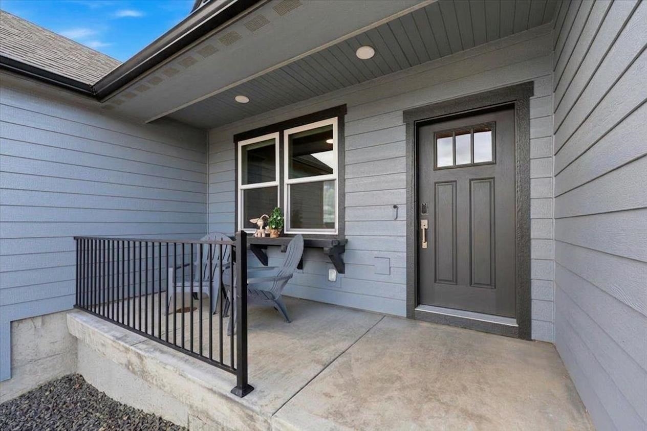 18240 E 17th Ave - Photo 2