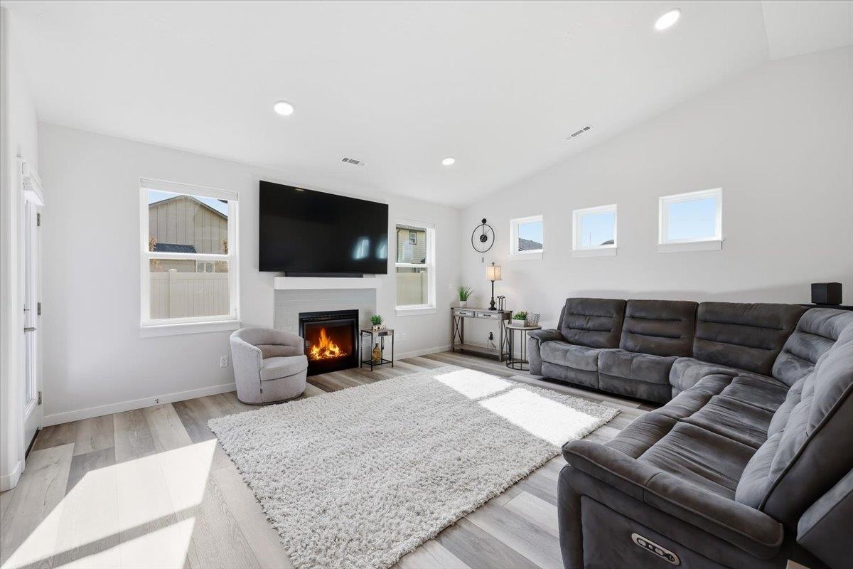 18240 E 17th Ave - Photo 6