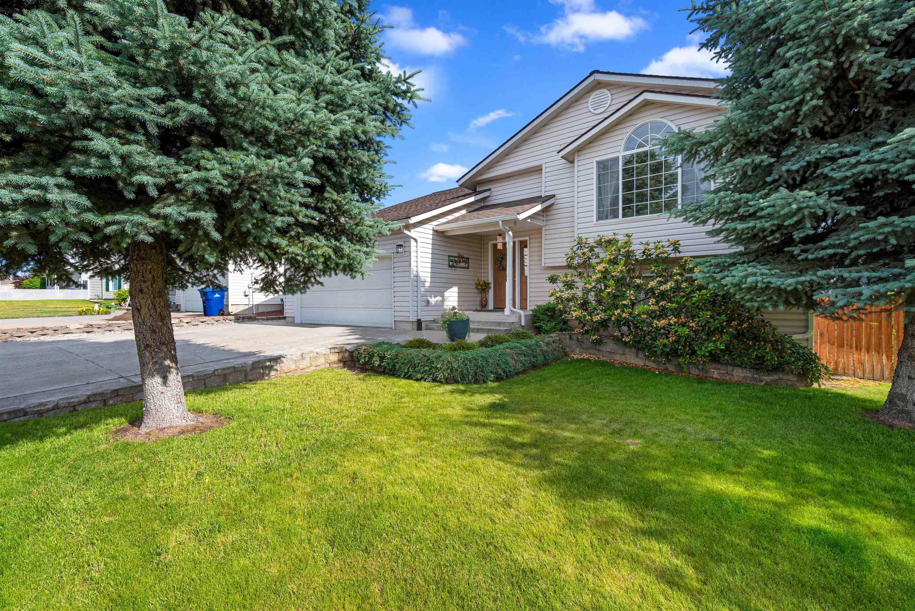 730 E Kathy Lee Ave - Photo 1