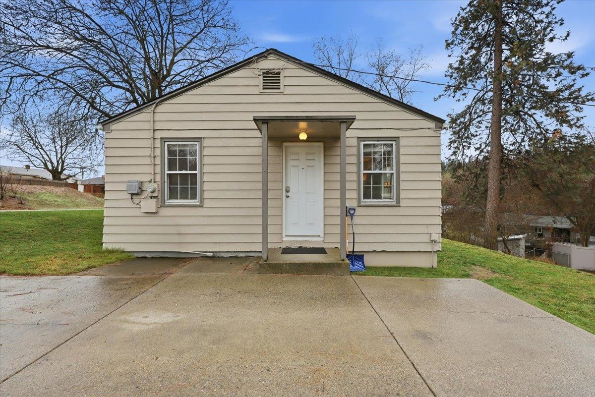 3105 W Rosamond Ave - Photo 1