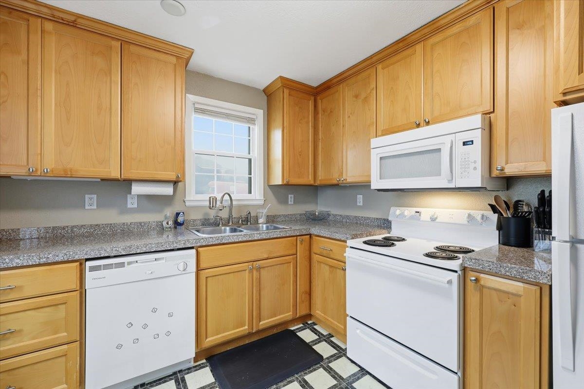 3105 W Rosamond Ave - Photo 11