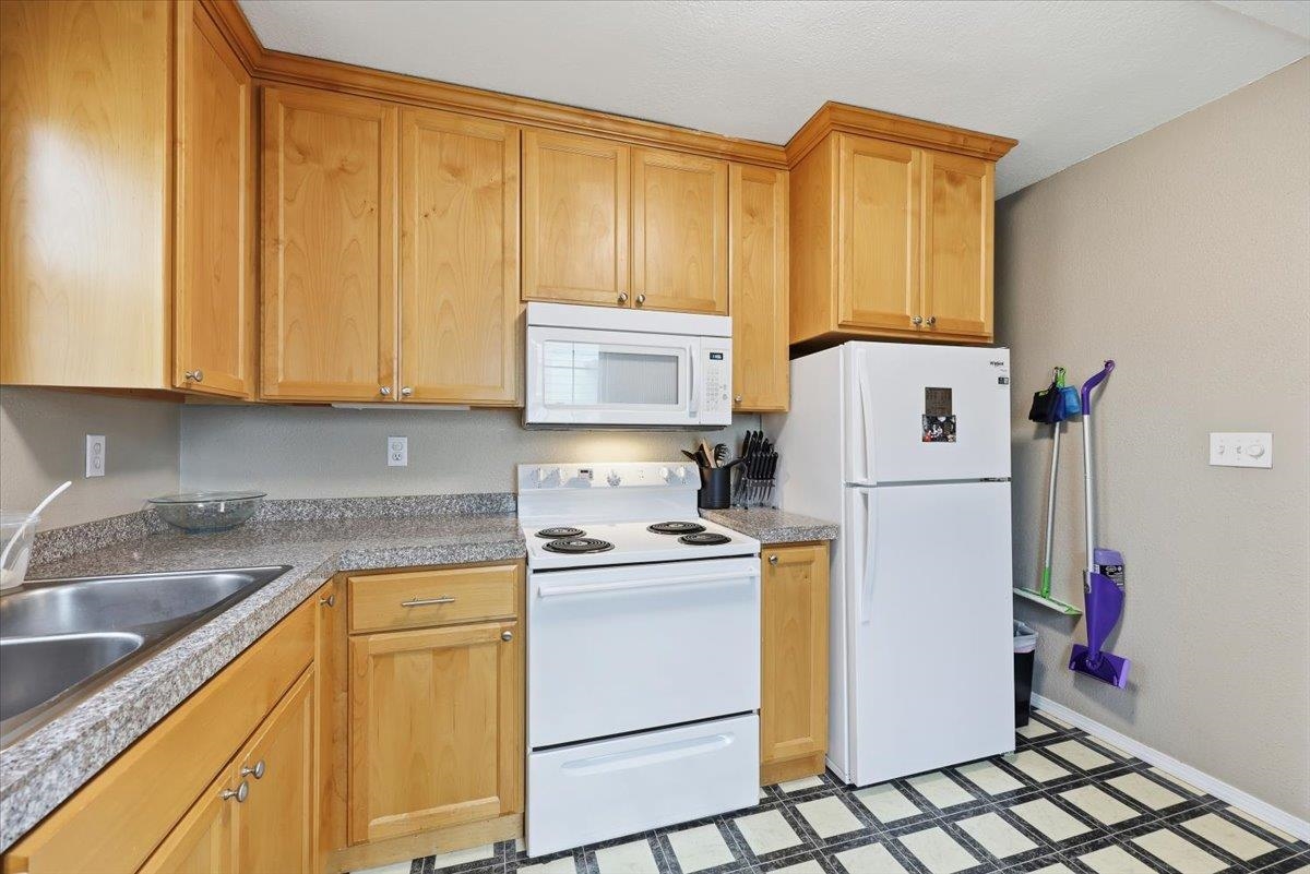 3105 W Rosamond Ave - Photo 12
