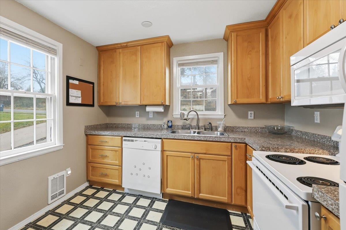 3105 W Rosamond Ave - Photo 10