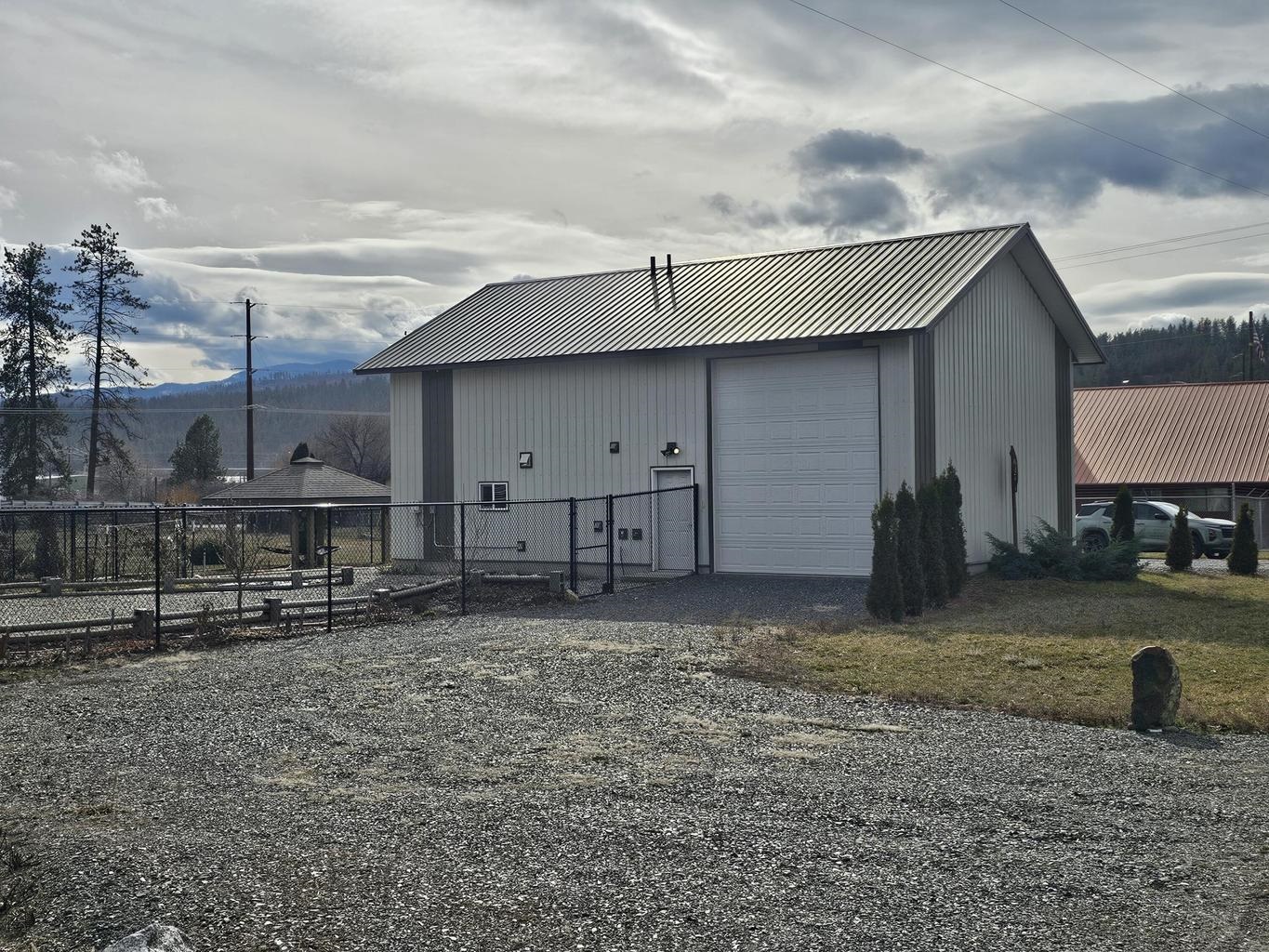 647 Elm Tree Dr - Photo 2