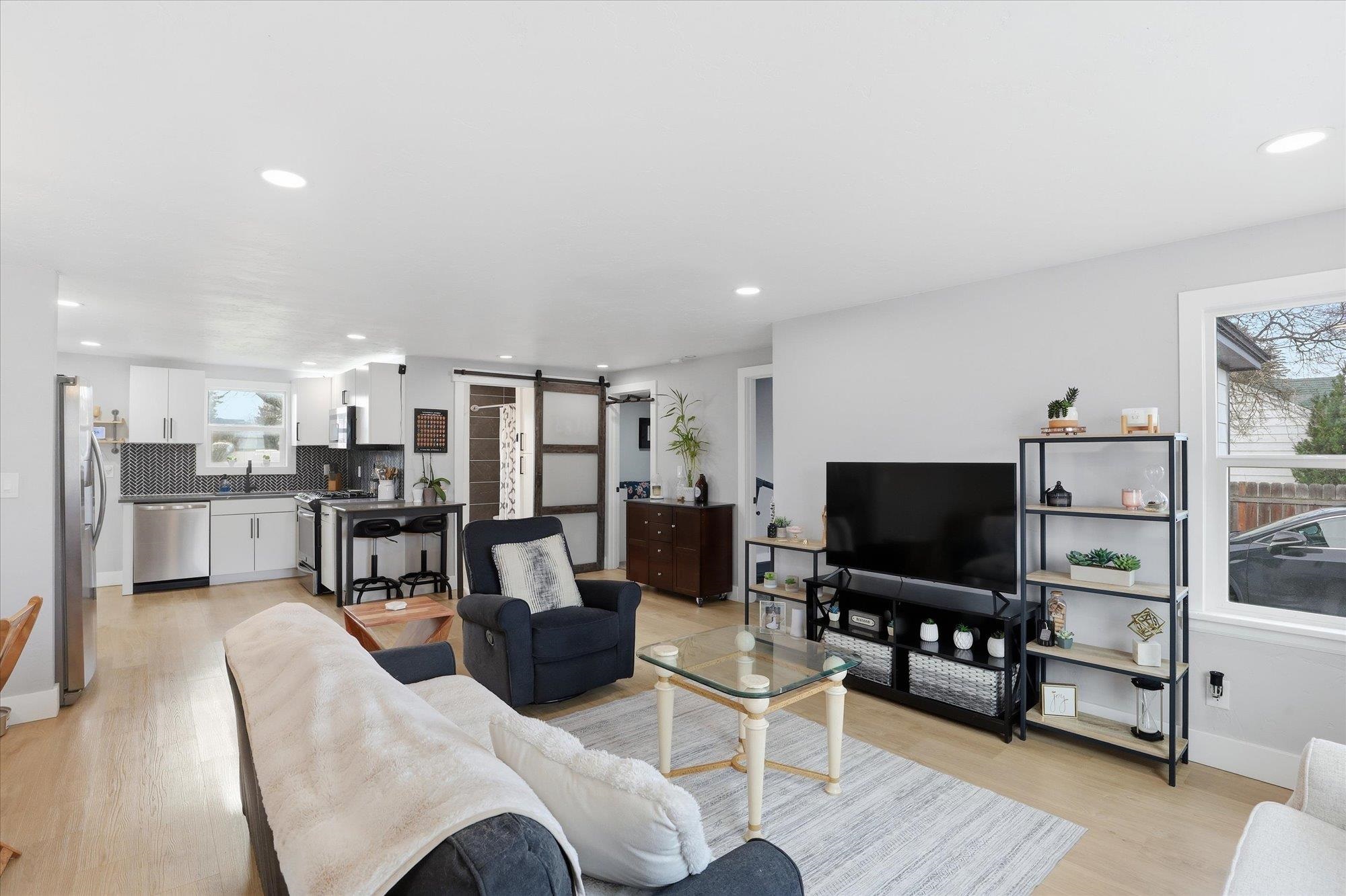 9816 E Broadway Ave - Photo 3