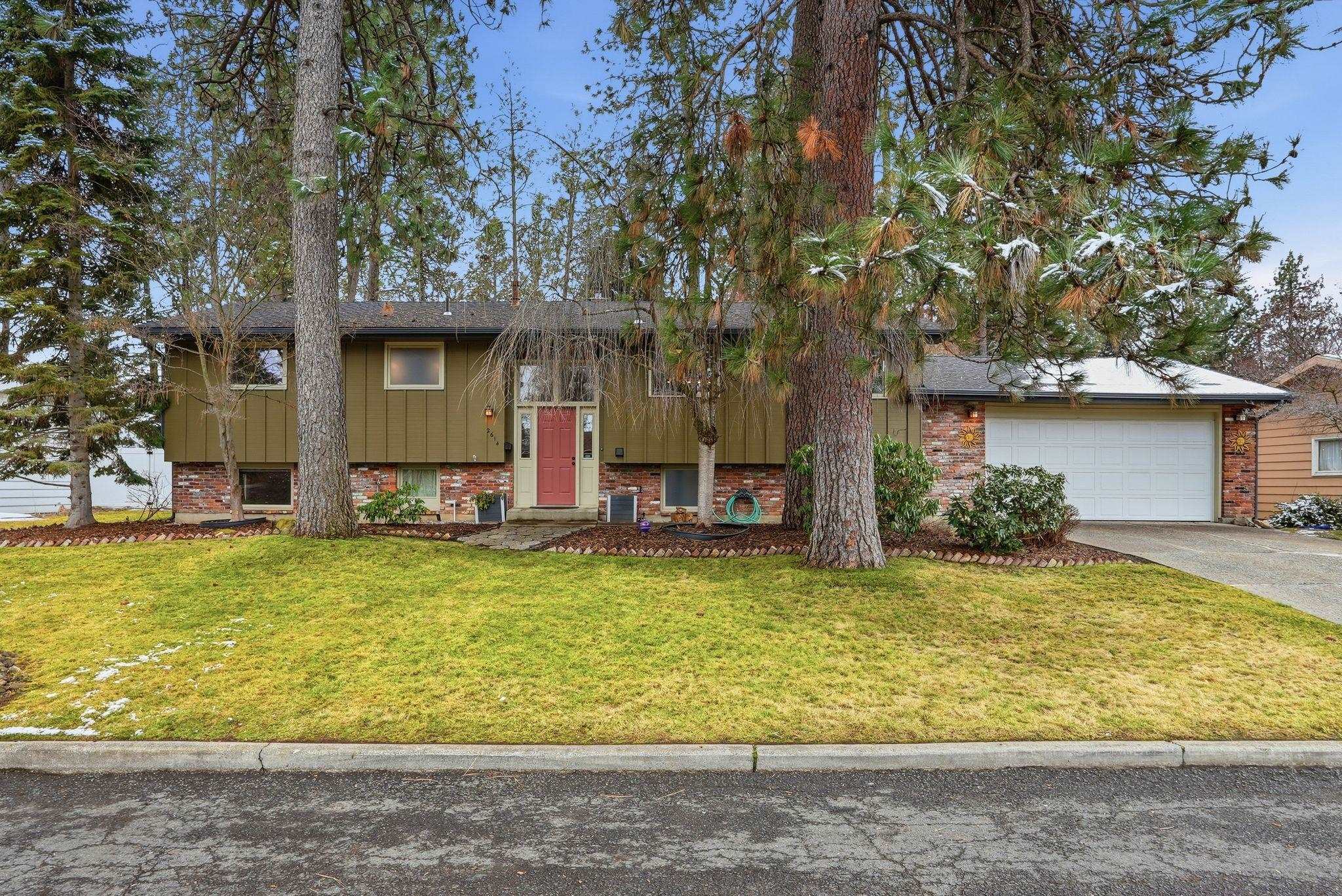 2614 E 39th Ave - Photo 1