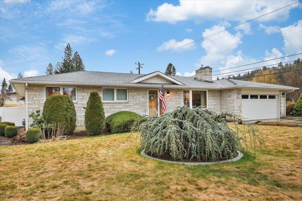 619 W Tieton St - Photo 2