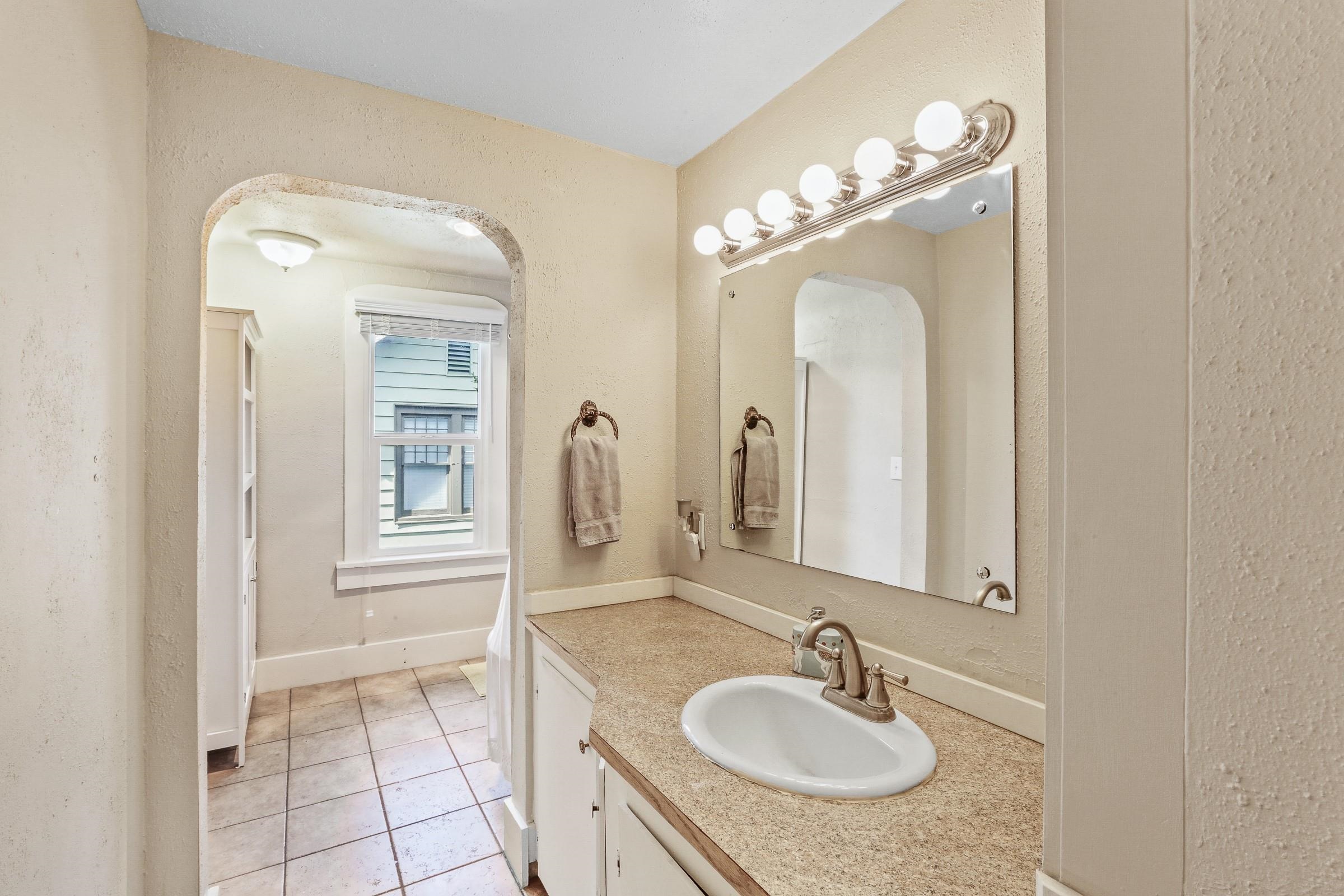 1028 E 38th Ave - Photo 18