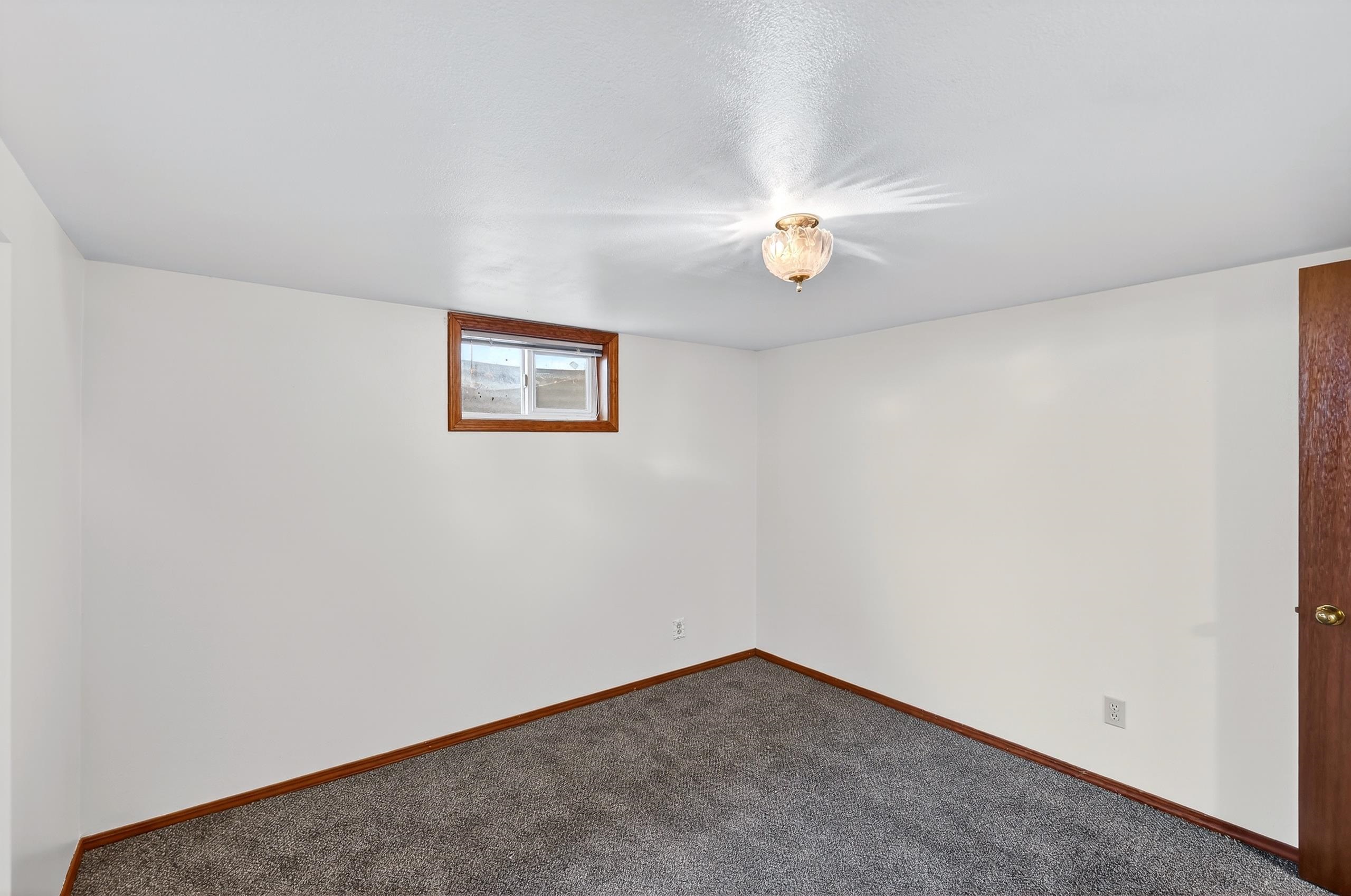 2803 W QUEEN Ave - Photo 1