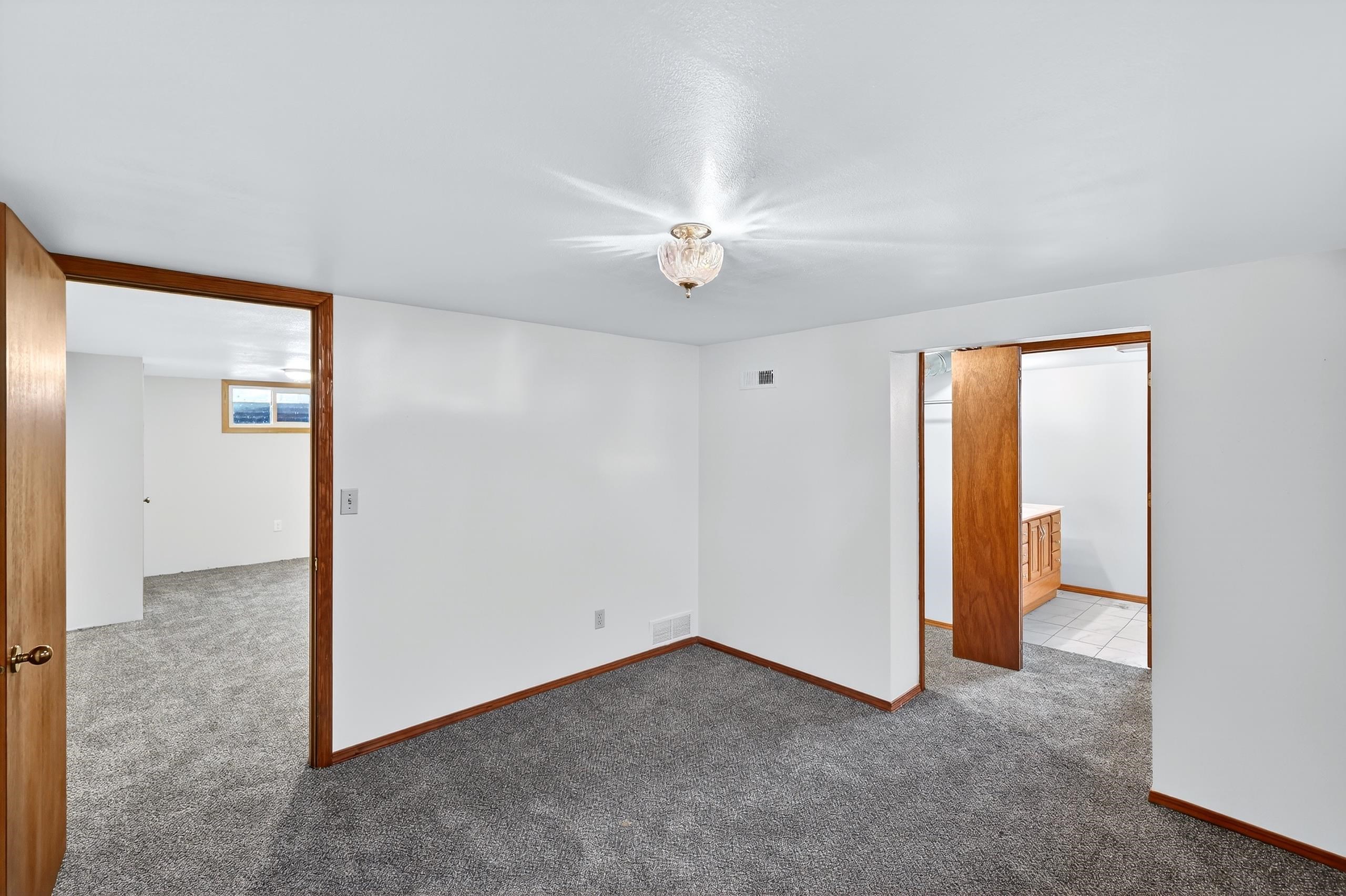 2803 W QUEEN Ave - Photo 2