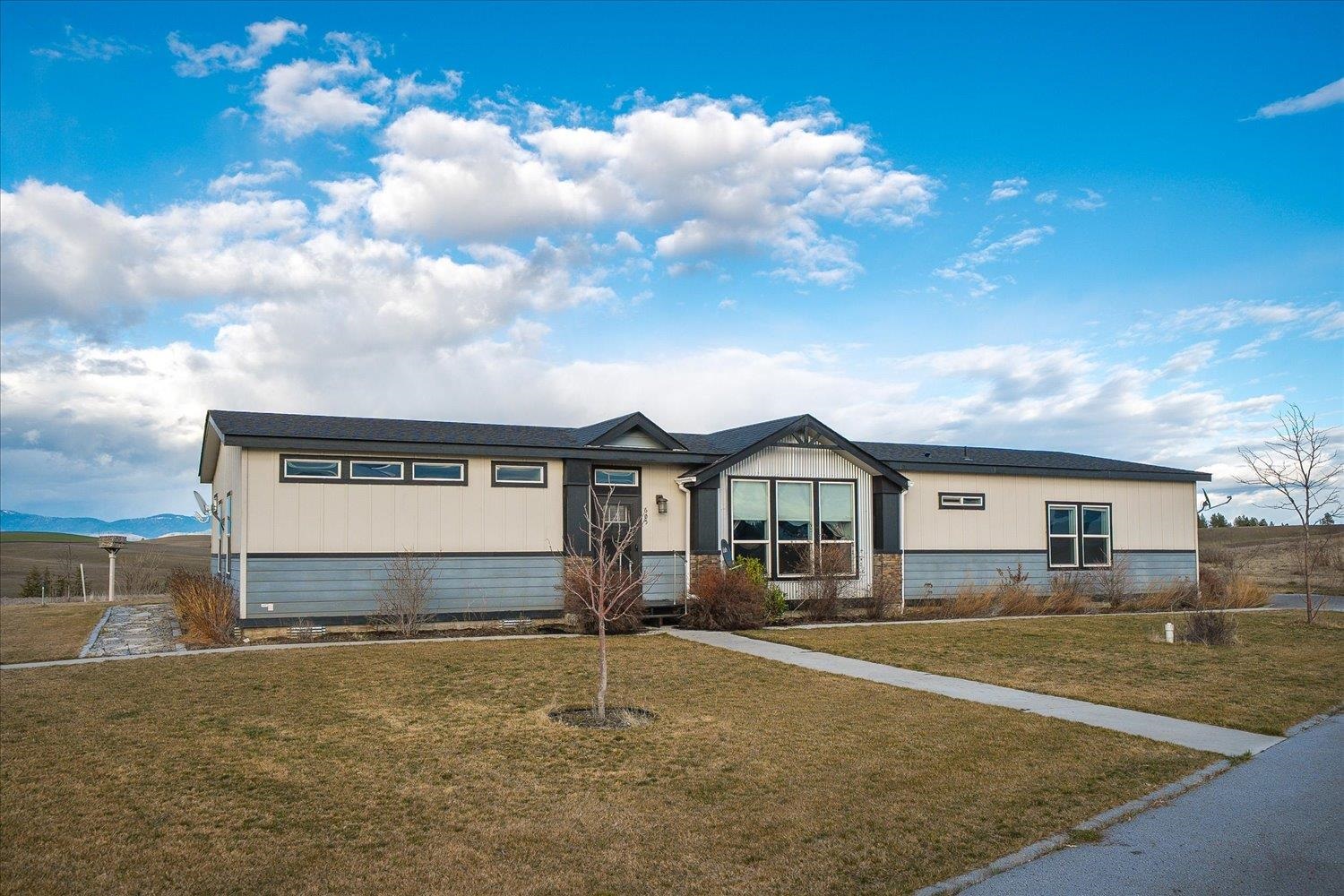 605 E B St - Photo 2