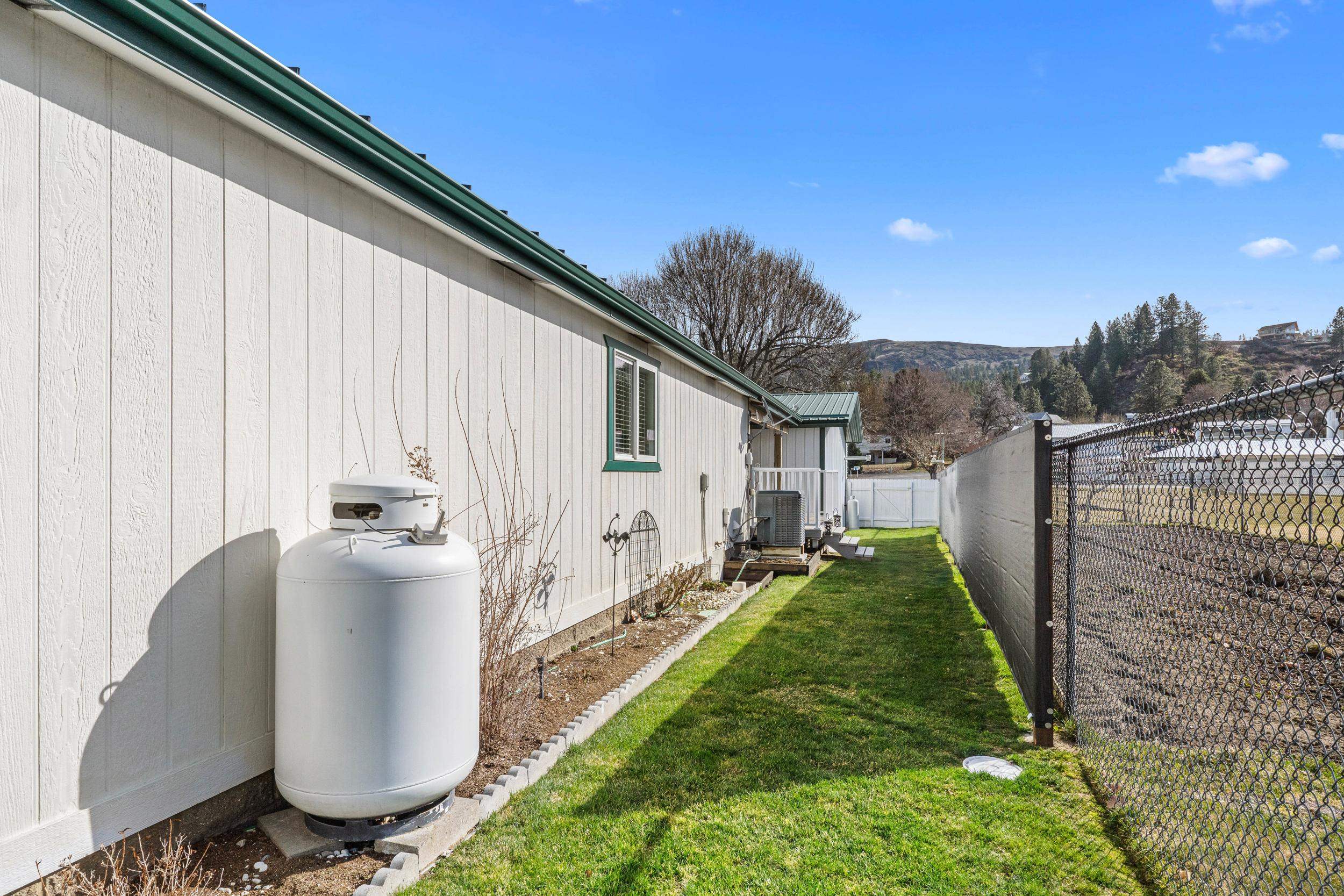 2325 Rainbow St - Photo 33