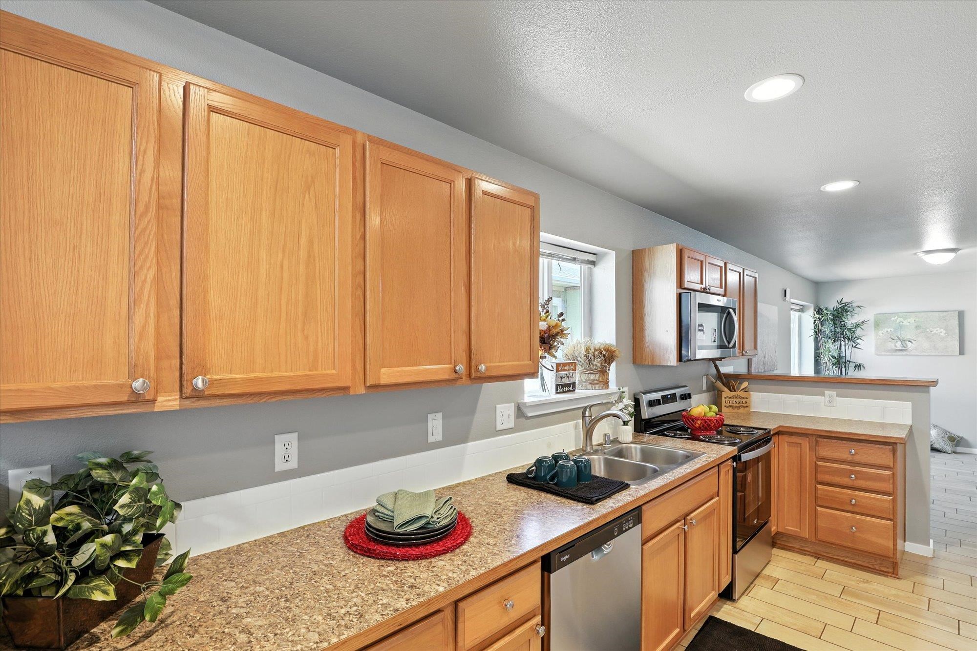 410 E I St - Photo 11