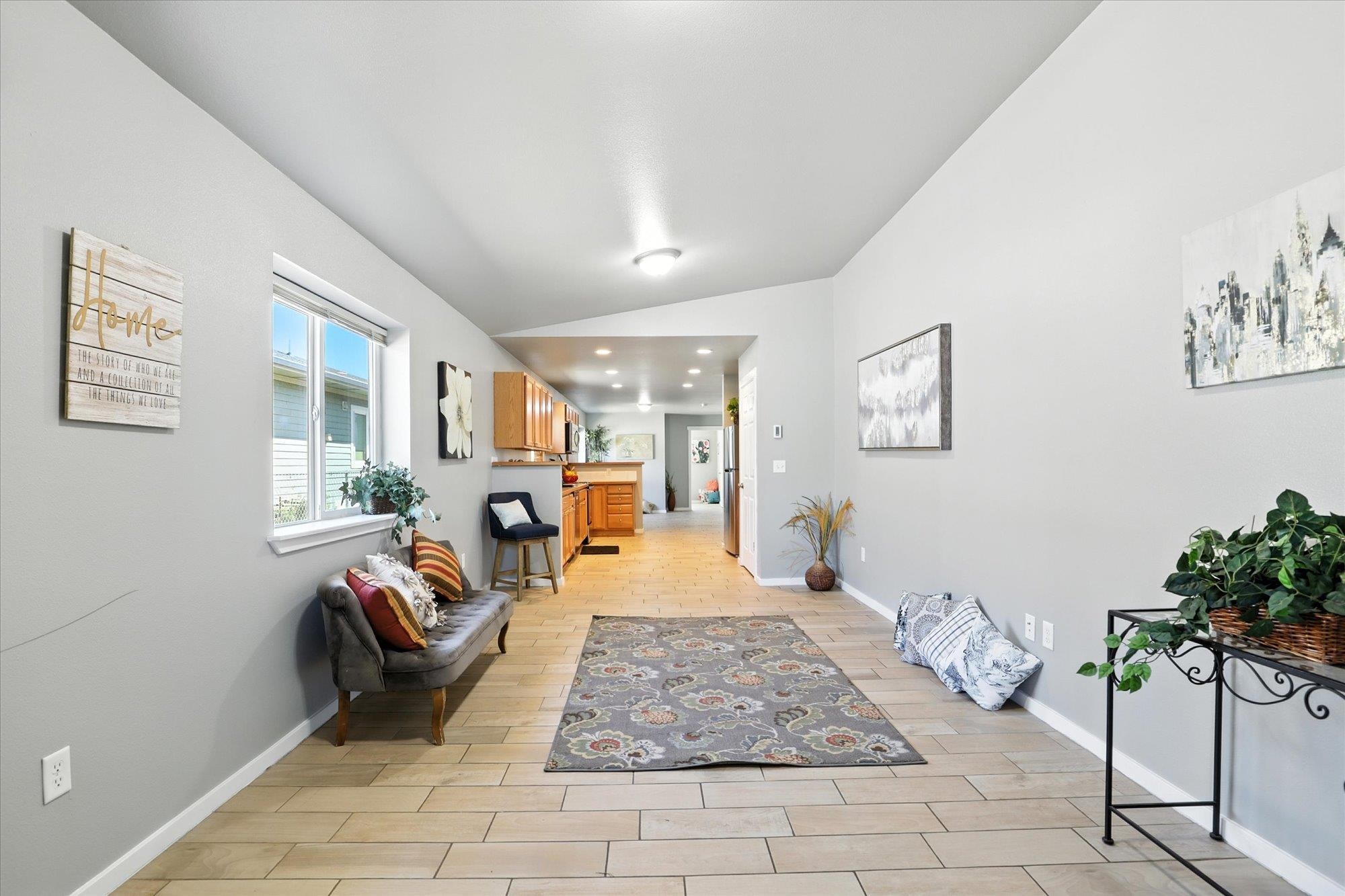 410 E I St - Photo 4