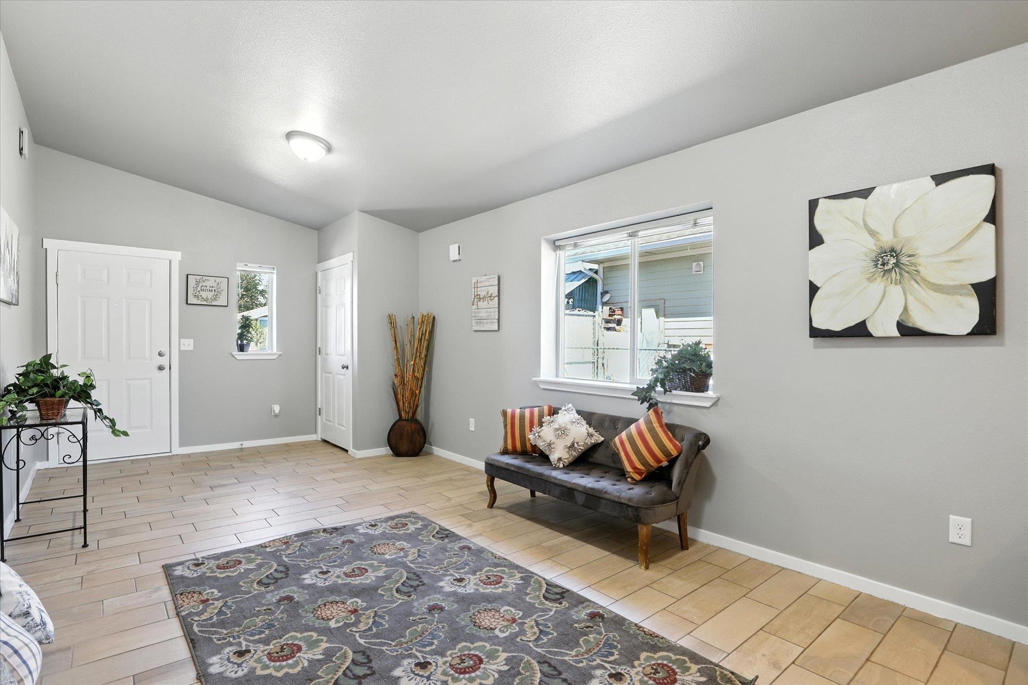 410 E I St - Photo 5