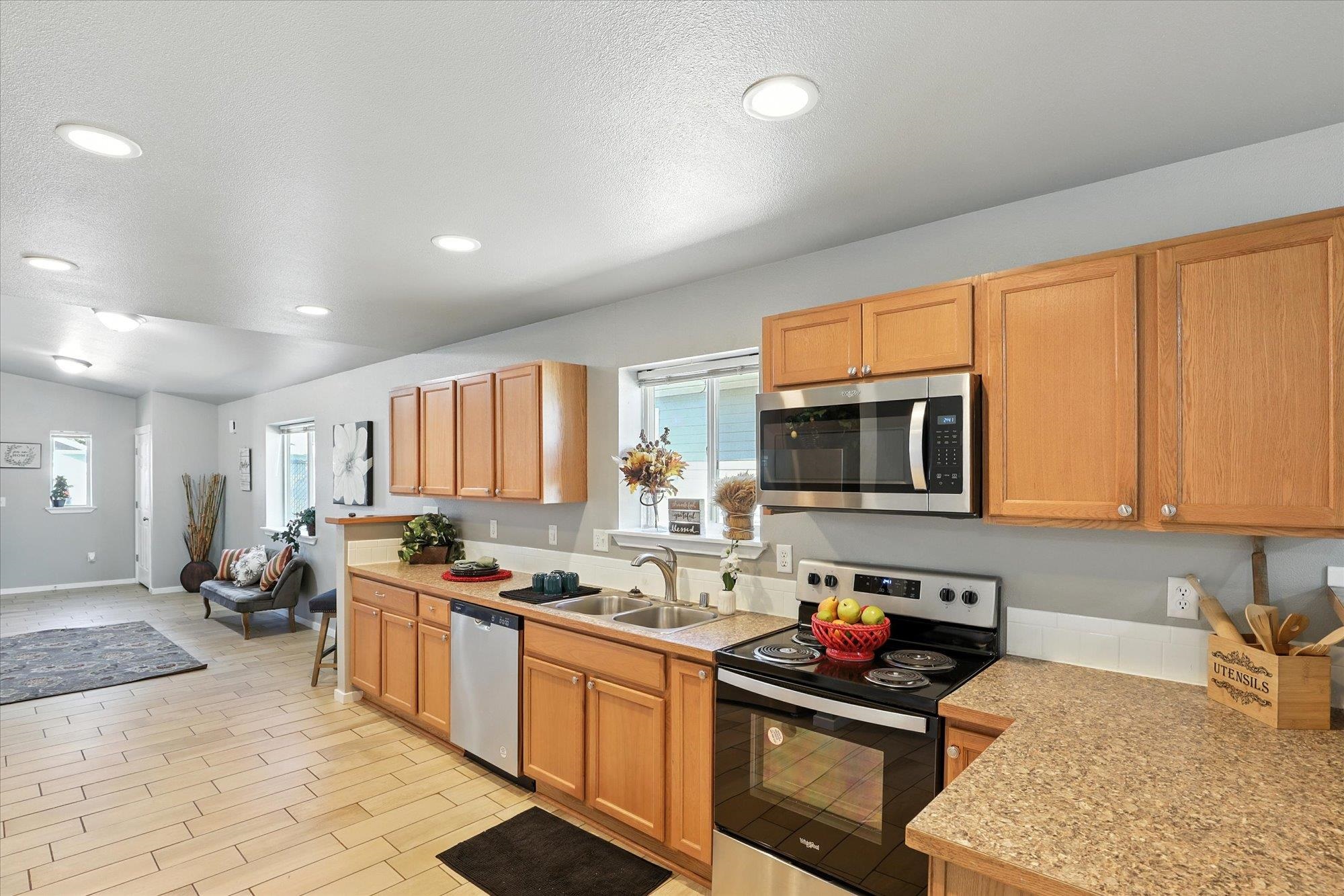 410 E I St - Photo 9