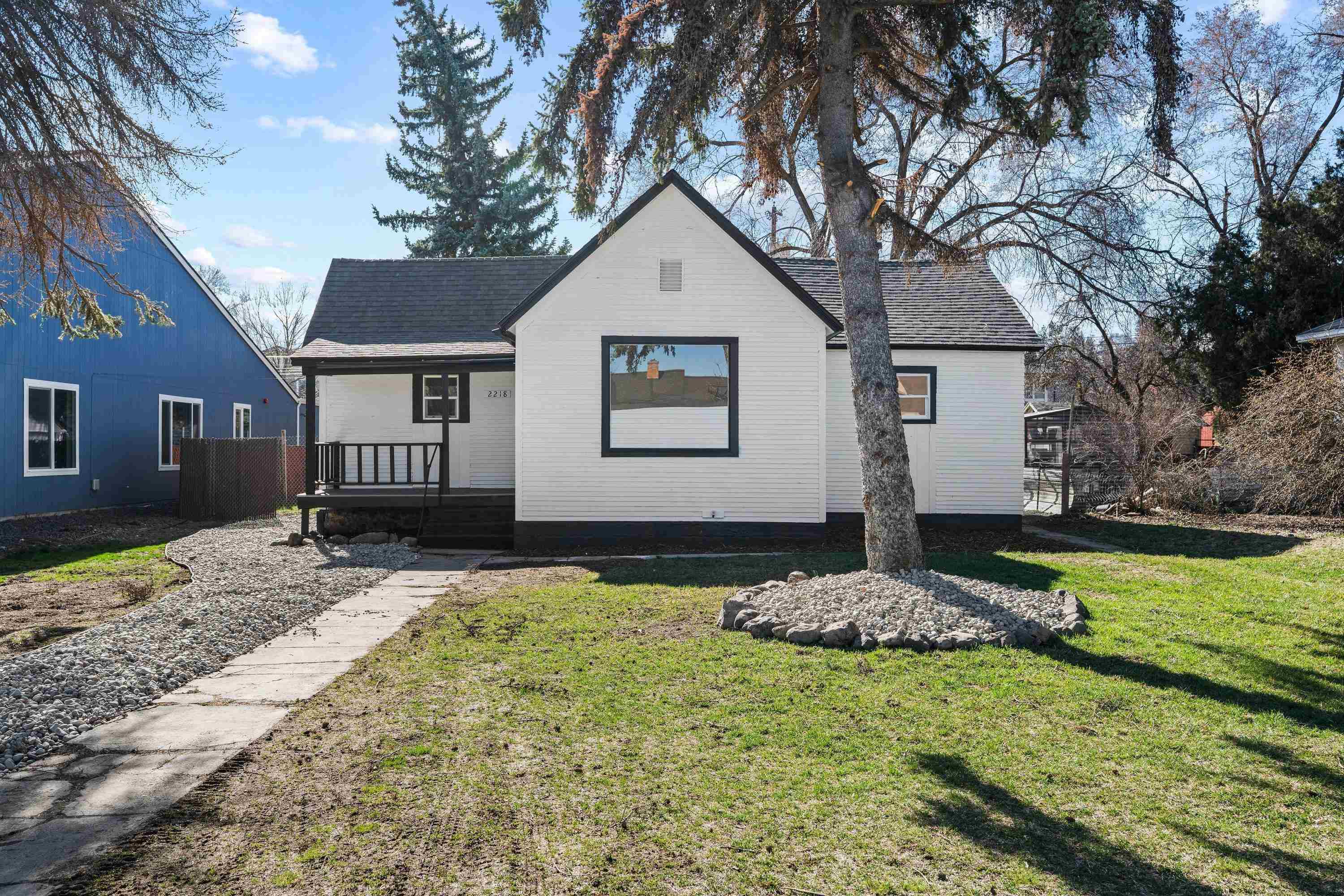 2218 E 4th Ave - Photo 2