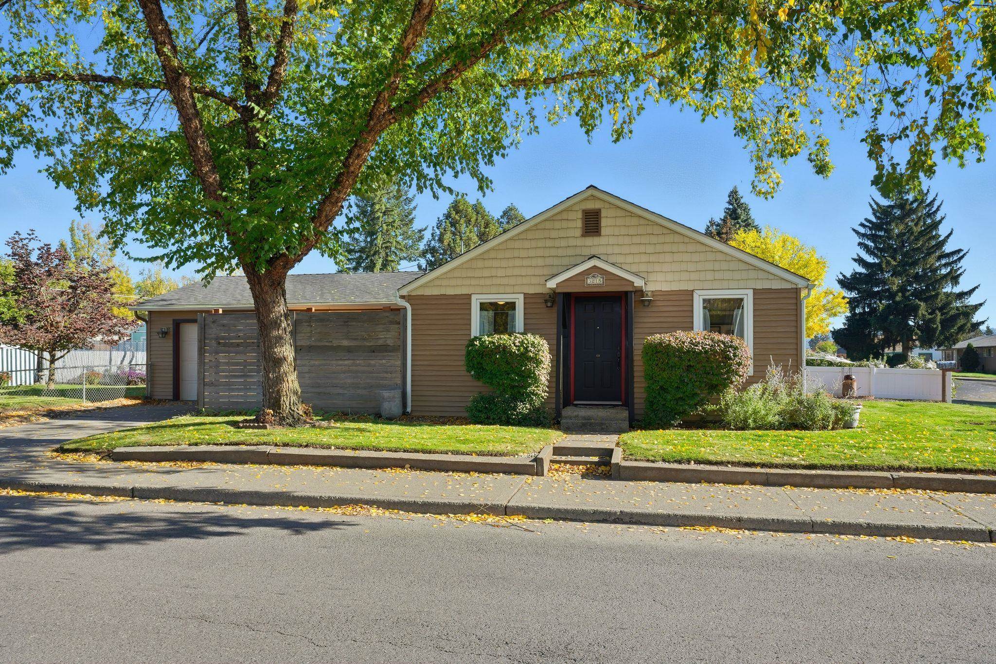 3215 S Ray St - Photo 2