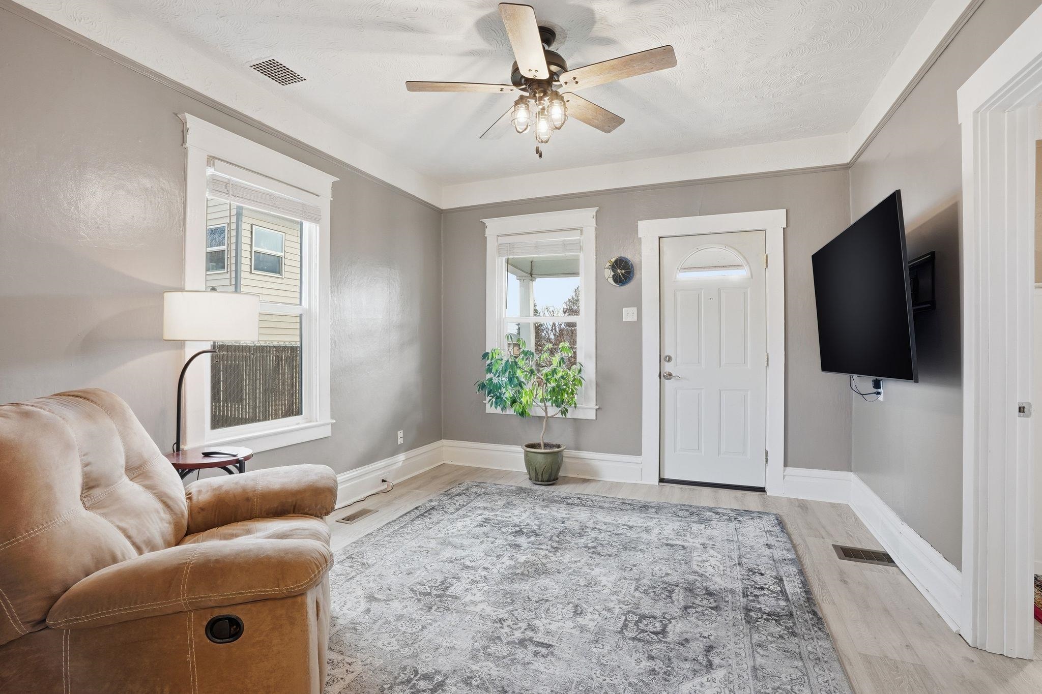 817 E Walton Ave - Photo 10
