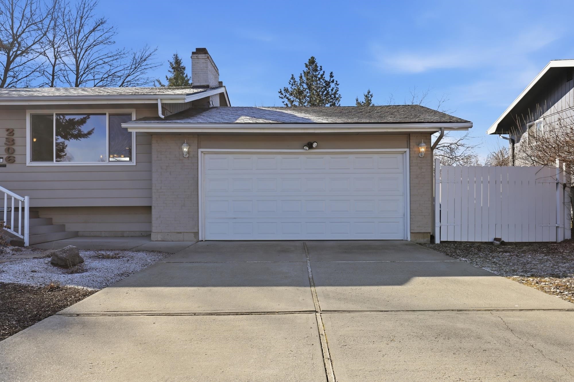 2306 E 49th Ave - Photo 2