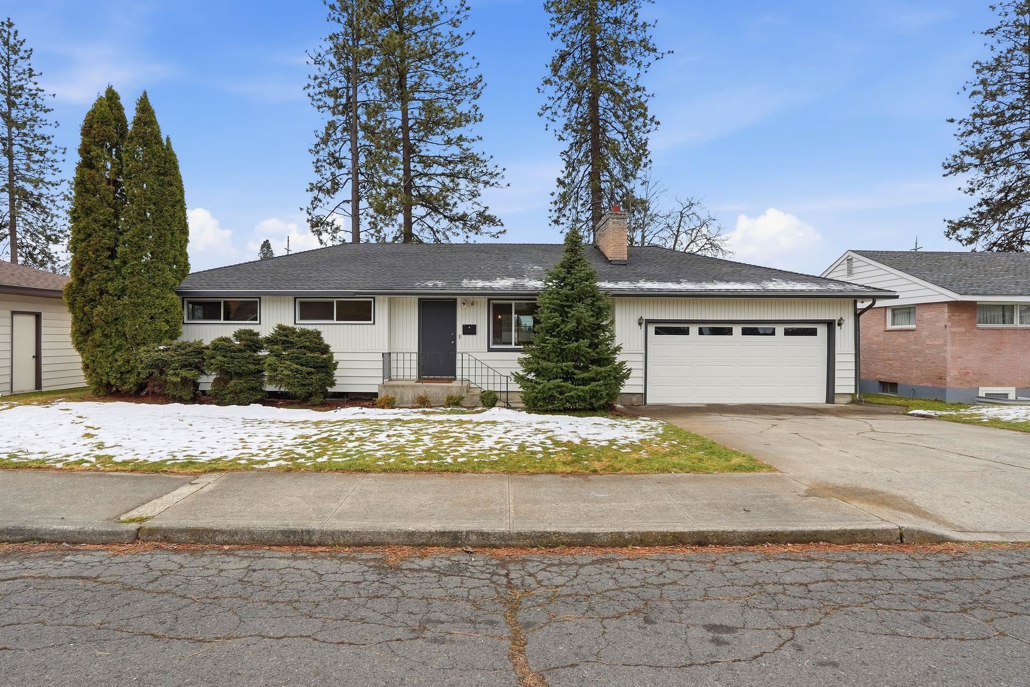 2917 ROSEWOOD Ave - Photo 1