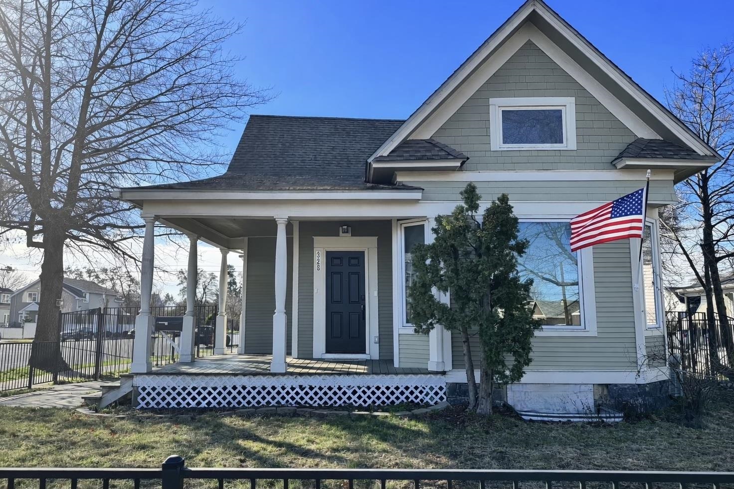 328 E Indiana Ave - Photo 2