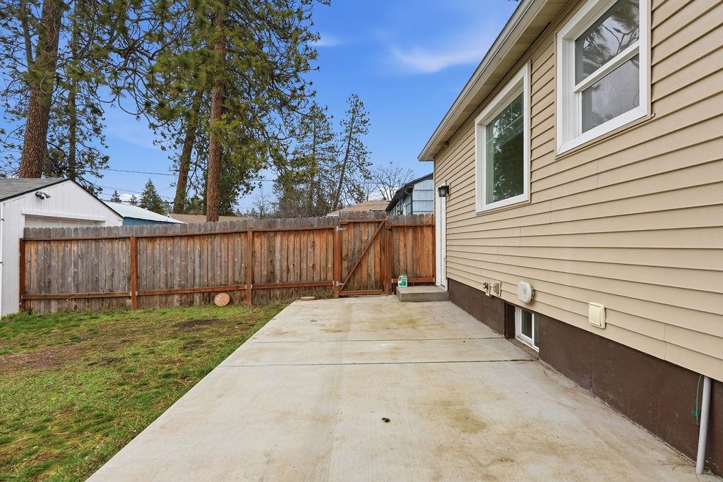 1227 E 40th Ave - Photo 26