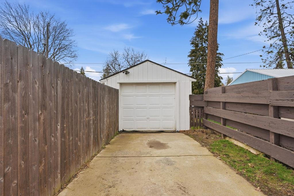 1227 E 40th Ave - Photo 32
