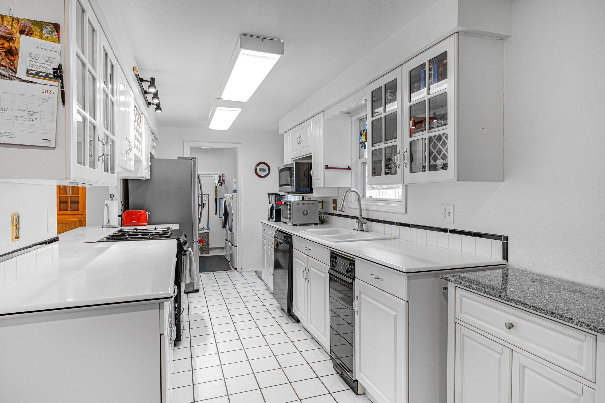 11118 E Fairview Ave - Photo 9