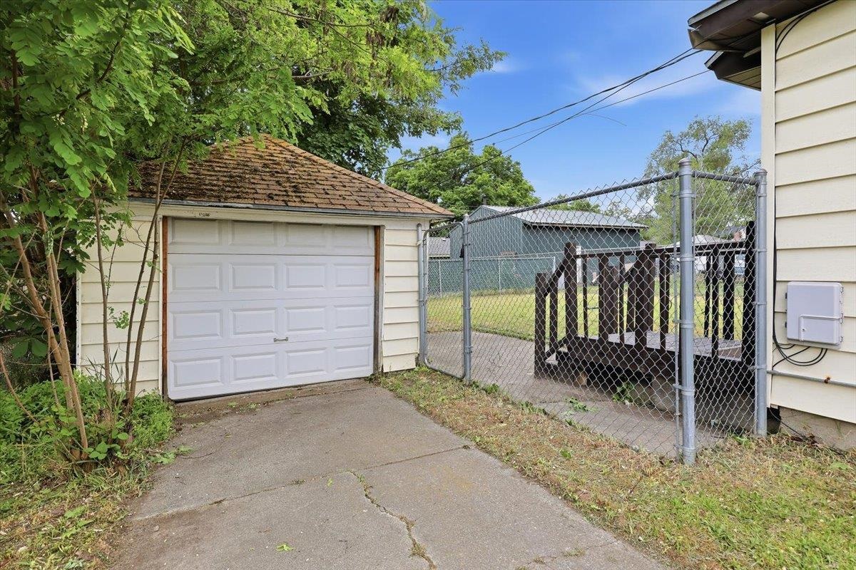 718 E Queen Ave - Photo 16