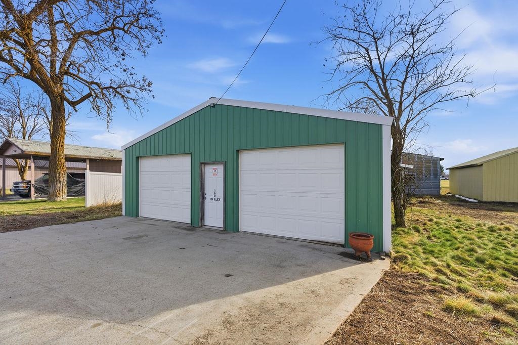 160 SW Creston Ave - Photo 1